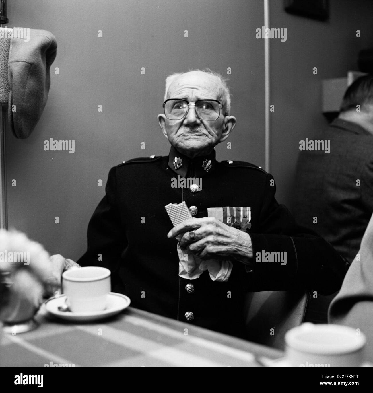 Bewohner des königlichen Heims für ehemalige Soldaten in Bronbeek, die den Standard Fregat HR besuchen Bloys aus Treslong. Stockfoto