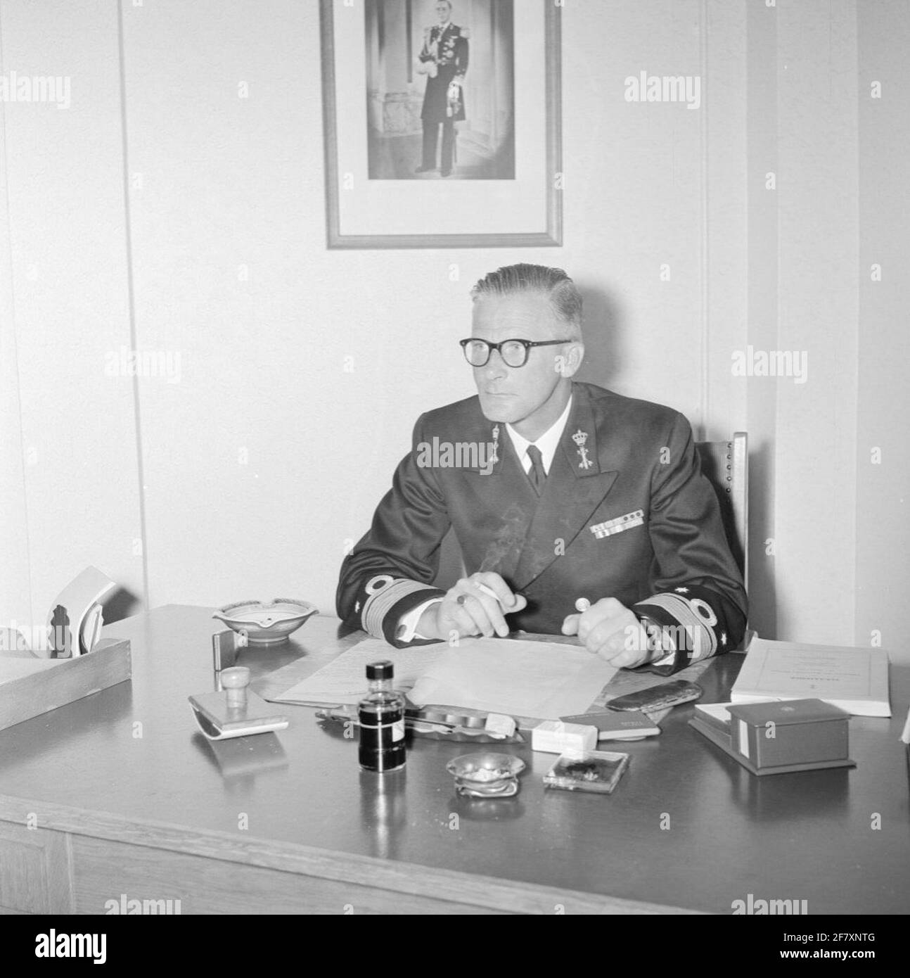 Porträt des technischen Dienstflaggenoffiziers Schout-at-night des technischen Dienstes L.stam (1907-1970), 1956. Stockfoto