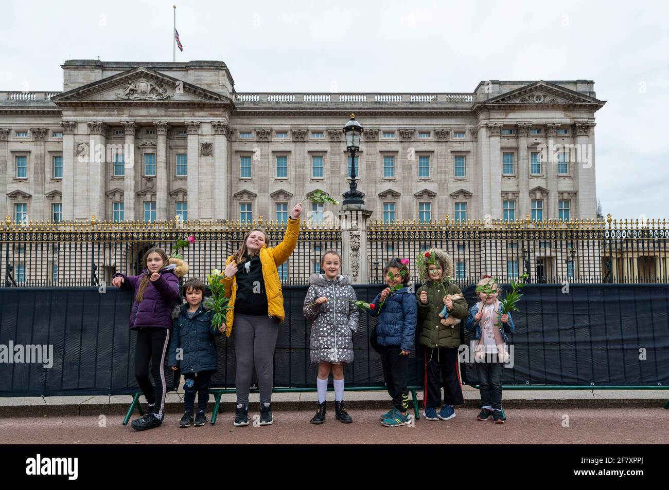 London, Großbritannien. 10. April 2021. Junge Brunnenflüsterer aus Putney kommen mit Blumen vor dem Buckingham Palace an, nachdem der Tod von Prinz Philip, 99 Jahre alt, am Vortag bekannt gegeben wurde. [** Elterngenehmigung erhalten **] Kredit: Stephen Chung / Alamy Live News Stockfoto