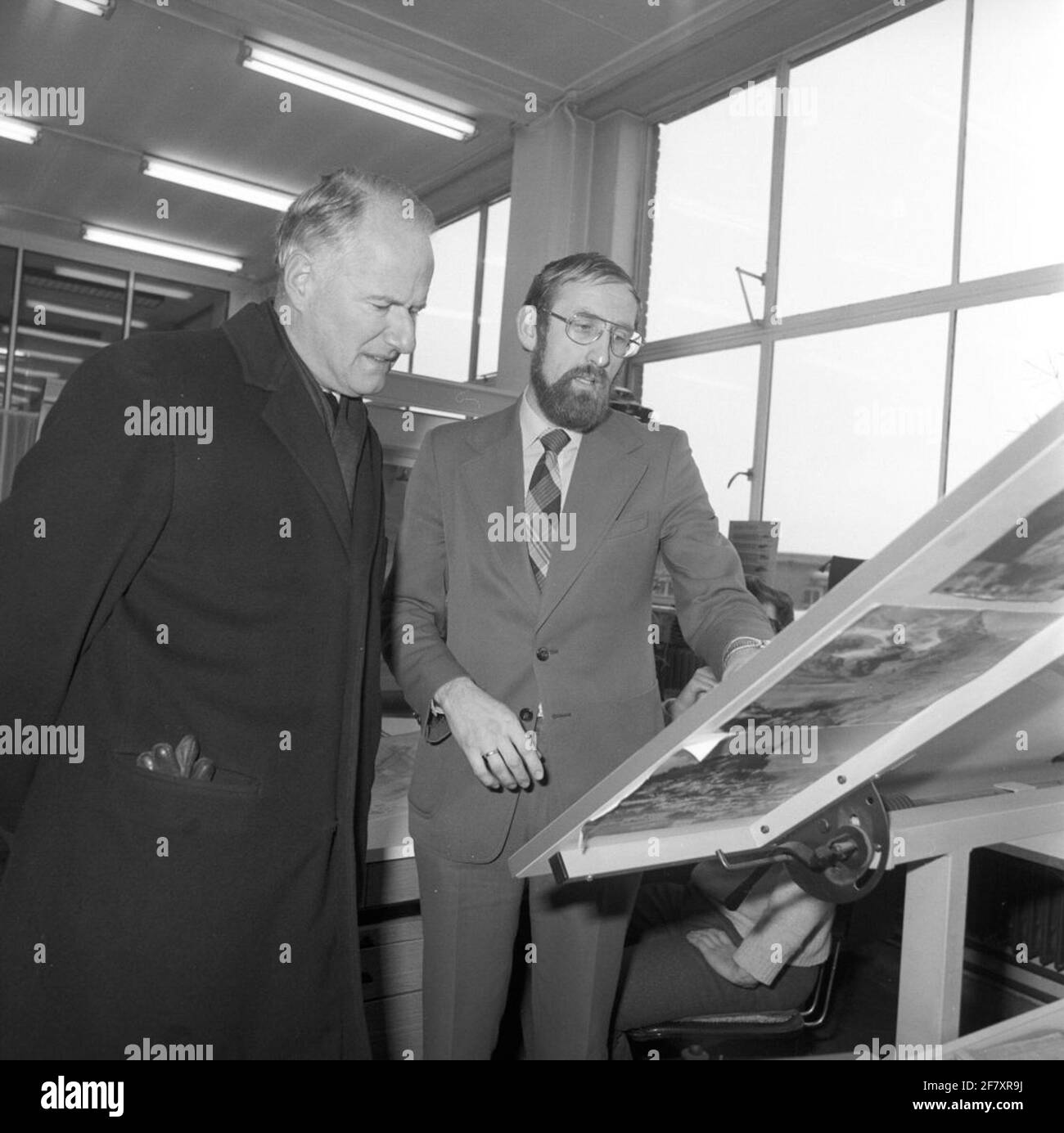 Im Februar 1981 wurde der Staatssekretär für Verteidigung Dr. W.F. Van Eekelen (1931, links) BESUCH des Rijkswerf (RW) in Den Helder. Stockfoto