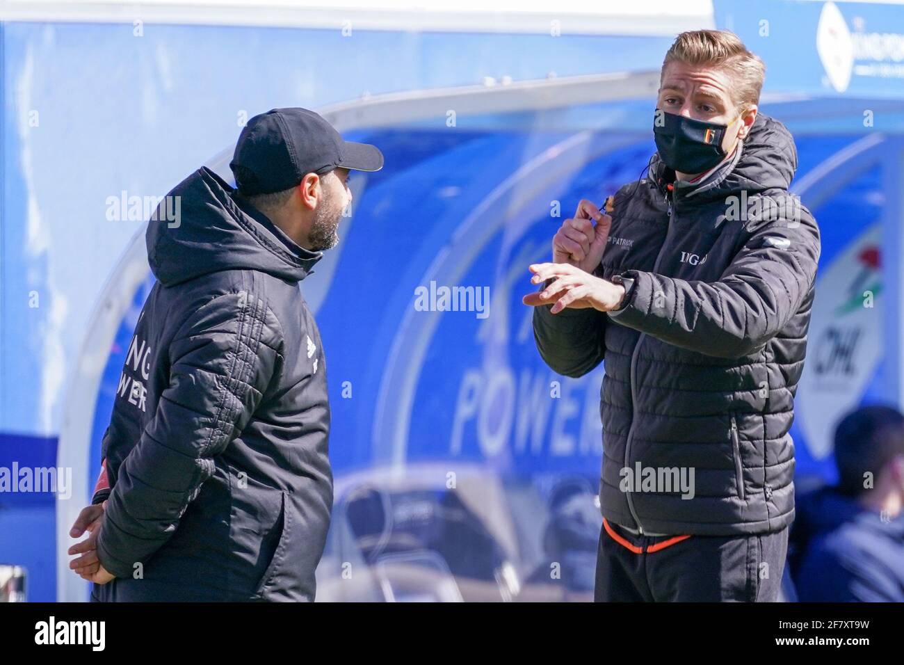 LEUVEN, BELGIEN - 5. APRIL: Assistenztrainer Issame Charai von OH Leuven und vierter Beamter Lawrence Visser während des Jupiler Pro League-Spiels dazwischen Stockfoto