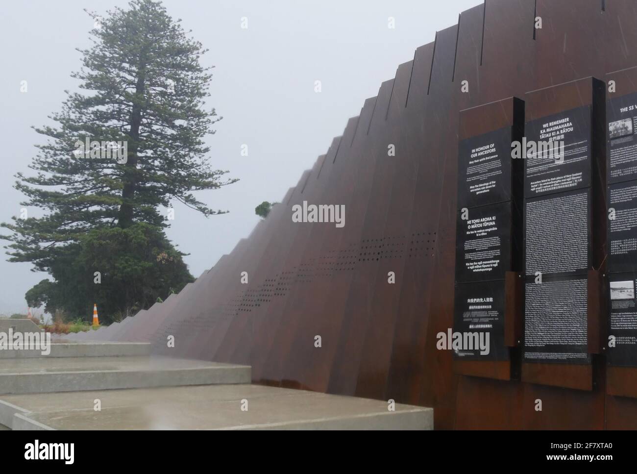 Wellington. April 2021. Das am 10. April 2021 aufgenommene Foto zeigt das SS Ventnor Memorial in Far North, Neuseeland. Am Samstag fand in Far North, Neuseeland, eine Einweihungszeremonie für das SS Ventnor Memorial statt, um der einzigartigen Bindung zwischen Chinesen und Maori seit dem Sinken des Dampfschiffes zu gedenken.ZUM THEMA "Feature: Widmungszeremonie ehrt einzigartige chinesisch-maori-Bindung" Credit: Ding Hao/Xinhua/Alamy Live News Stockfoto