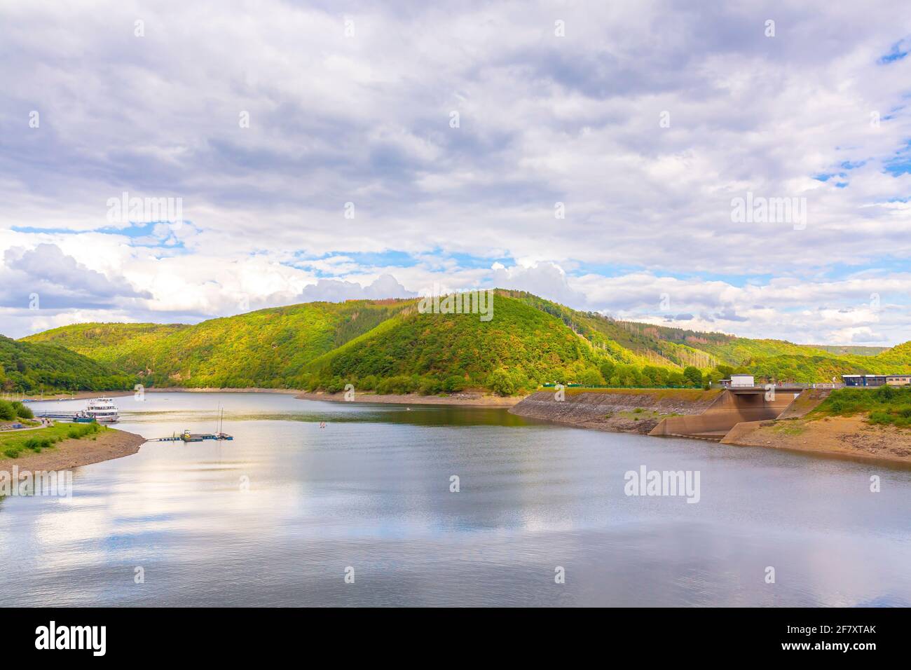 Paulushofdamm und Rursee an einem schönen Sommertag. Stockfoto
