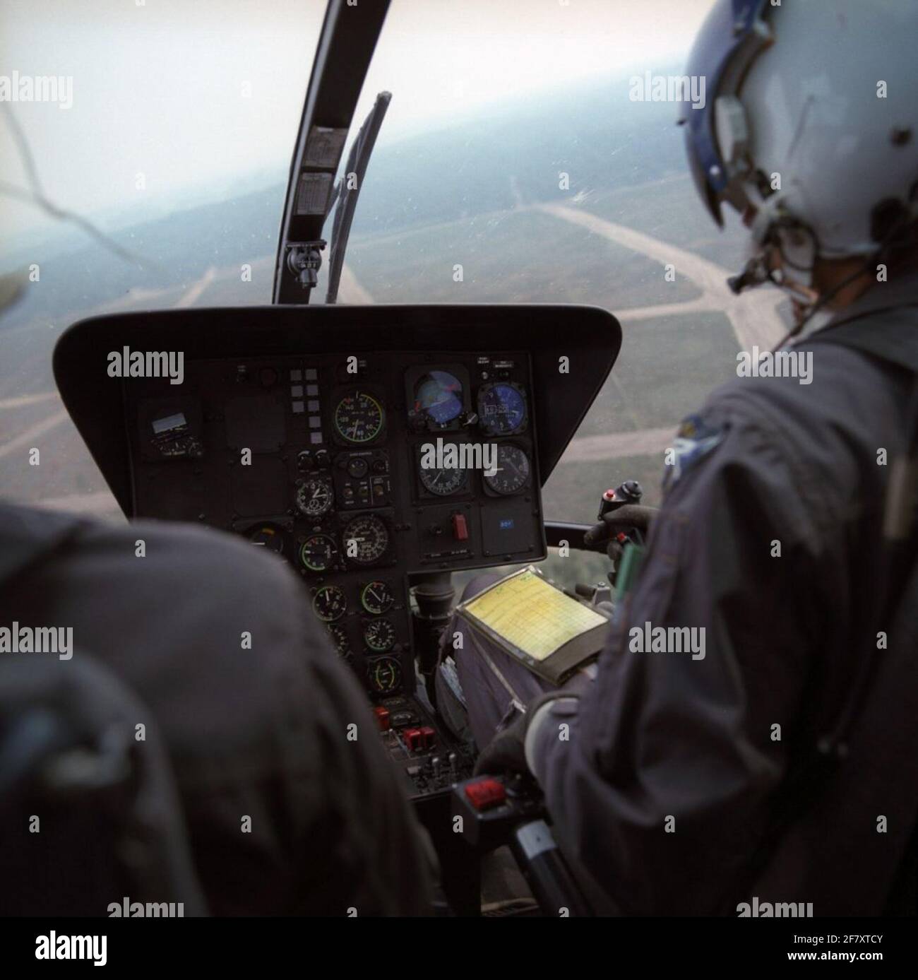 Blick über die Schultern von zwei Drachen auf der Instrumententafel im Cockpit einer MBB BO-105 CB-Höllenkopie. MBB = Messerschmitt-Bölkow-blohm. Stockfoto