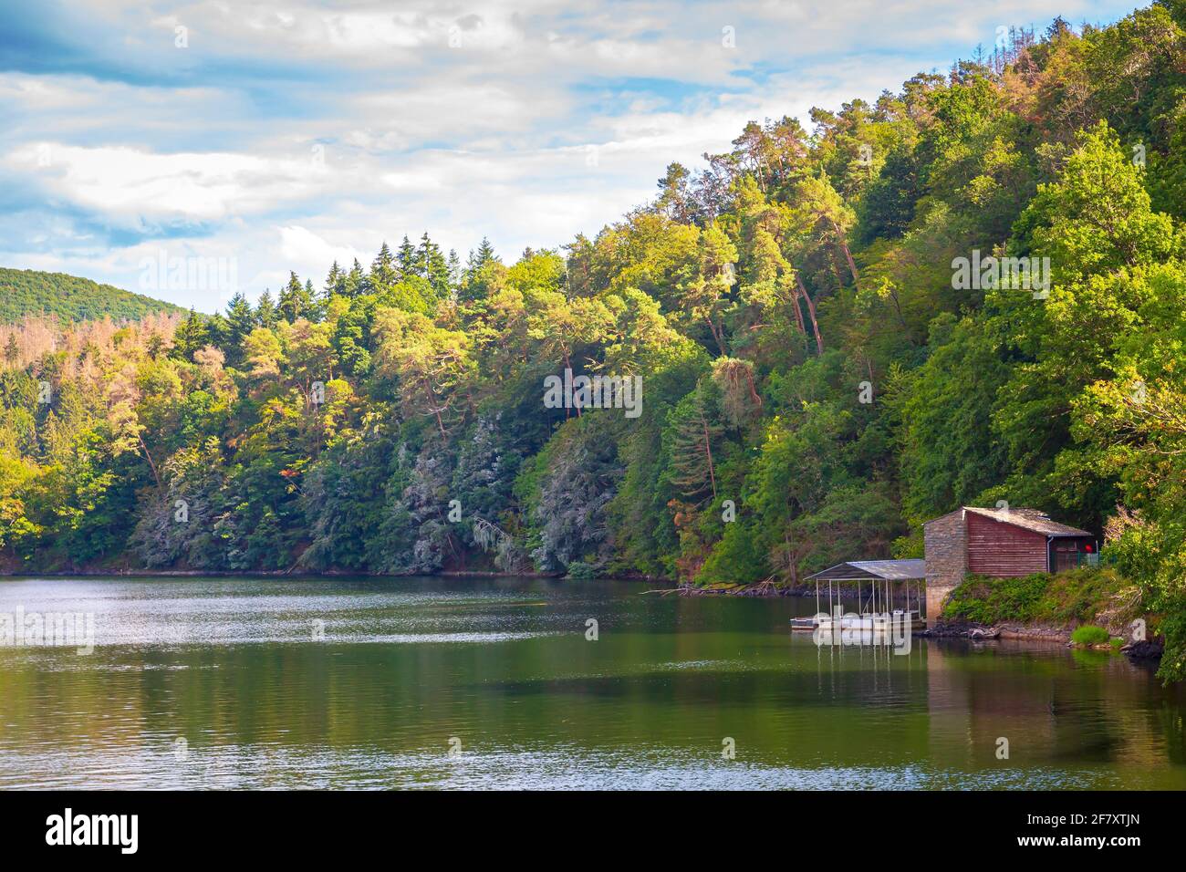 Paulushofdamm und Obersee an einem schönen Sommertag. Stockfoto