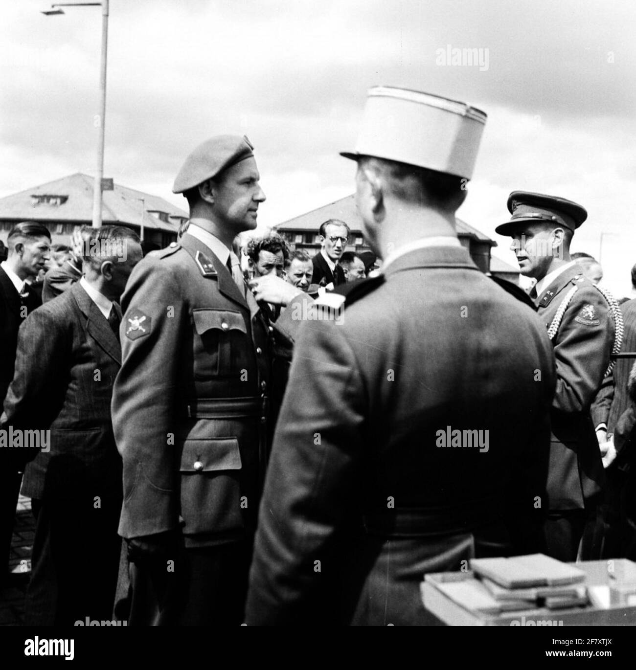 Verleihung französischer Auszeichnungen an mehr als 200 Niederländer in der König Willem III-Kaserne in Apeldoorn durch den französischen General E. de Larminat. Die Auszeichnungen (Medal de la Reconnaissance Française) wurden an Männer und Frauen (Soldaten, Politiker, Banker, Geistliche, Beamte, Zivilisten) für ihr Engagement während des Zweiten Weltkriegs. Stockfoto