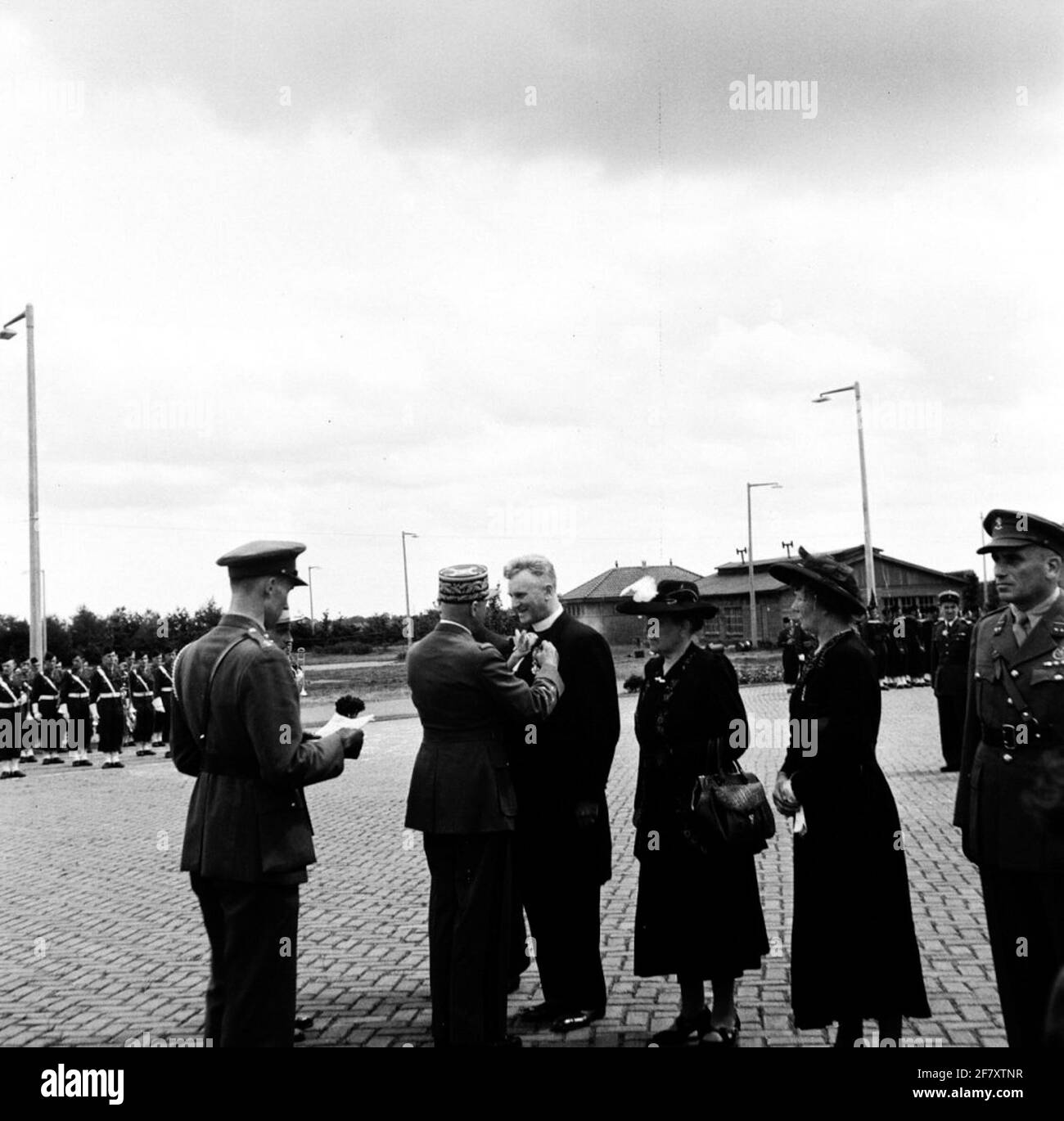 Verleihung französischer Auszeichnungen an mehr als 200 Niederländer in der König Willem III-Kaserne in Apeldoorn durch den französischen General E. de Larminat. Die Auszeichnungen (Medal de la Reconnaissance Française) wurden an Männer und Frauen (Soldaten, Politiker, Banker, Geistliche, Beamte, Zivilisten) für ihr Engagement während des Zweiten Weltkriegs. Stockfoto