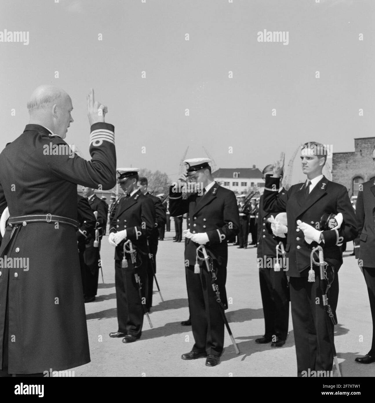 Schätzung von 24 Reserveoffizieren der Royal Netherlands Marine (KMR) in der Marinekazerne Amsterdam (MKAD). Nach der Rede folgt die Vereidigung eines der Lieutenants-Ter-See von ​​the 3. Klasse des Royal Navy Reserve (LTZ 3 KMR) durch den Kommandanten der MKAD, Captain-Ter Sea (KTZ) H. Jonkheer de Jonge van Ellemeet. Stockfoto
