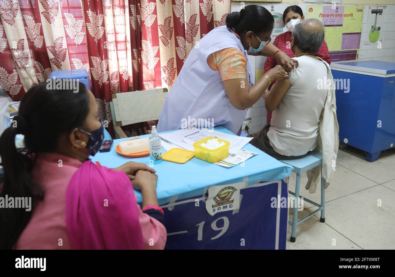 Ein Mann erhält eine Dosis des von Bharat Biotech entwickelten indischen Covid-19-Impfstoffes COVAXIN während einer Impfkampagne in einem staatlichen Gesundheitszentrum.die kumulative Anzahl der Covid-19-Impfstoffdosen, die am Freitag im Land verabreicht wurden, überstieg 98 Millionen, In den letzten 24 Stunden wurden fast 34 Impfdosen verabreicht. Stockfoto