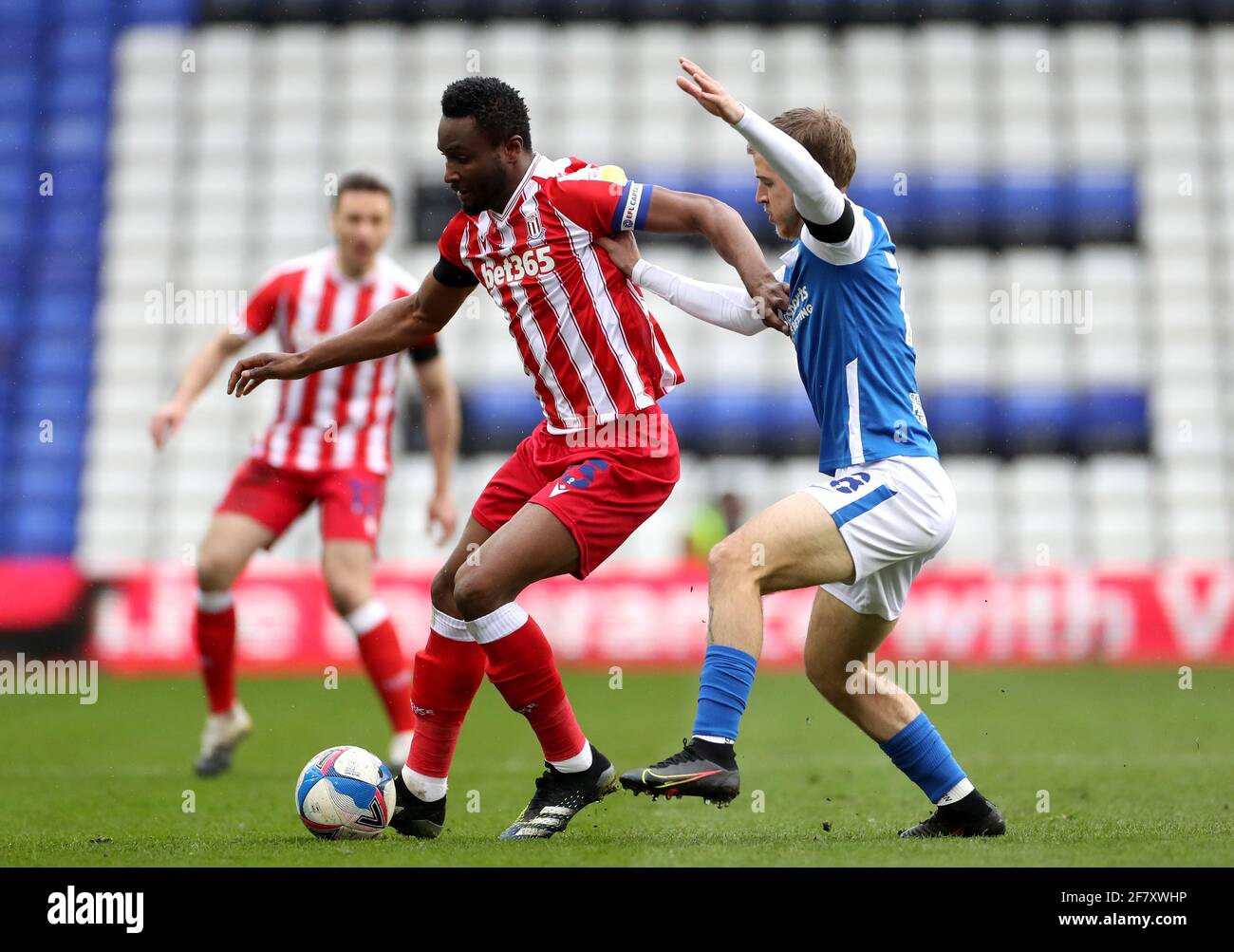 John Obi Mikel von Stoke City (links) und Riley McGree von Birmingham City kämpfen während des Sky Bet Championship-Spiels im St. Andrew's Billion Trophy Stadium in Birmingham um den Ball. Bilddatum: Samstag, 10. April 2021. Stockfoto