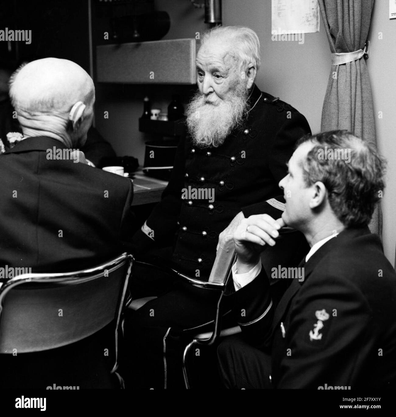 Bewohner des königlichen Heims für ehemalige Soldaten in Bronbeek, die den Standard Fregat HR besuchen Bloys aus Treslong. Stockfoto