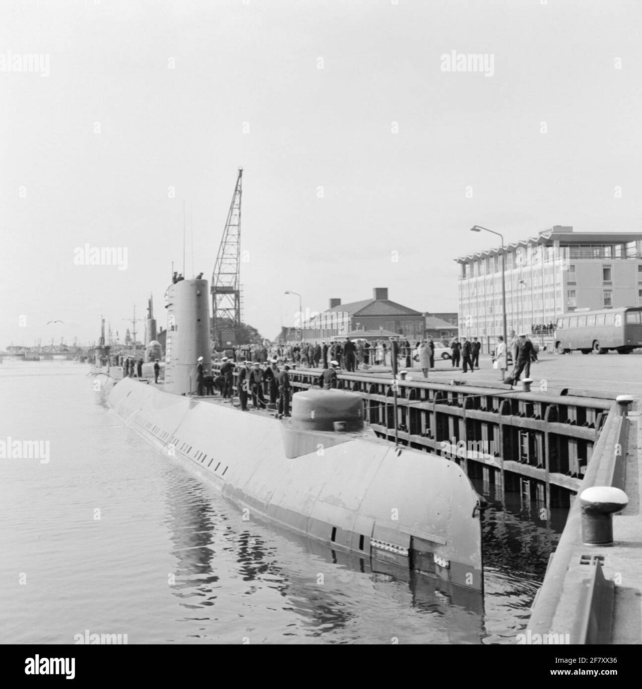 Nach einer viermonatigen Reise, einschließlich der Karibik und Portugals, kehrt Smaldeel 5 nach Den Helder zurück. Ein ausführlicher Reisebericht kann im Jaarboek Koninklijke Marine 1964 ab Seite 381 gelesen werden. Das U-Boot HR.Ms. Dolphin (S 808) (1960-1985) ist an der U-Bahn-Kaserne vertäut. Stockfoto