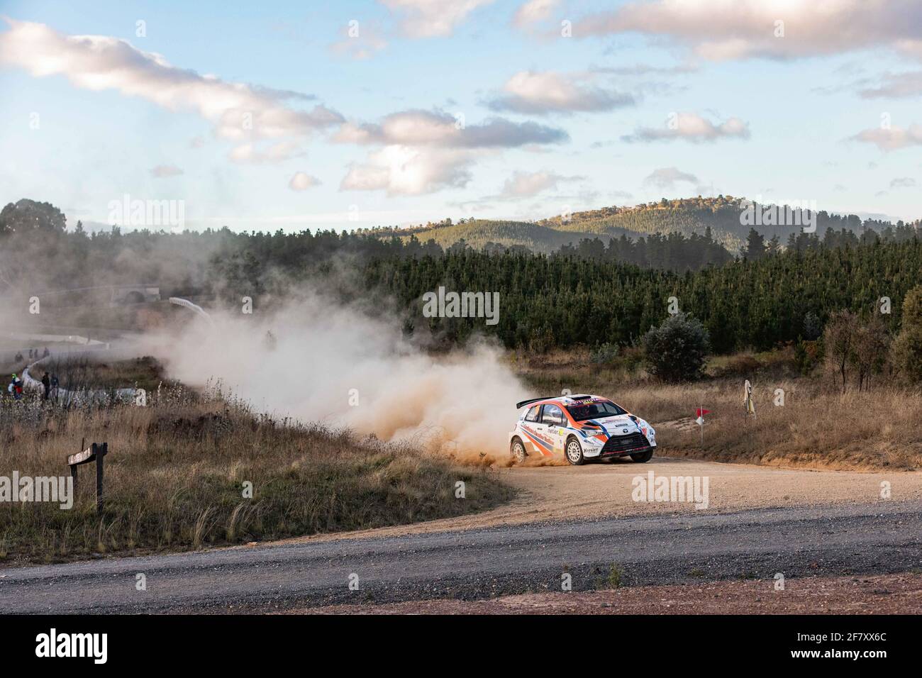 Canberra, Australien. April 2021. Ein Rennfahrer steuert sein Auto während der Netier National Capital Rally in Canberra, der Hauptstadt Australiens, am 10. April 2021. Die Netier National Capital Rally findet vom 9. Bis 11. April dieses Jahres statt. Er läuft seit 1995 kontinuierlich und wird zu einer Runde der Australian Rally Championship. Quelle: Chu Chen/Xinhua/Alamy Live News Stockfoto