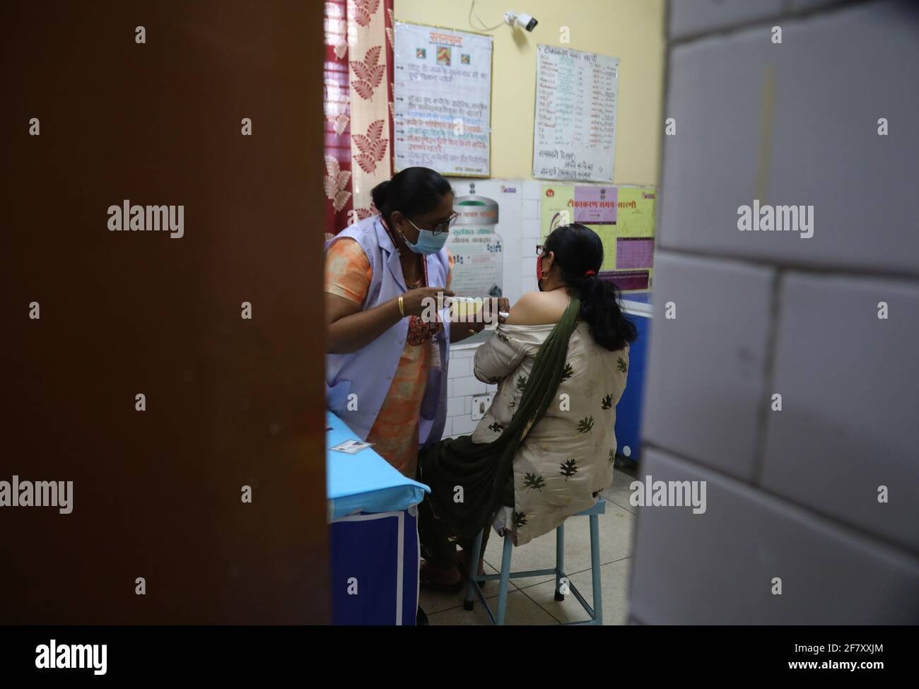 Eine Frau erhält eine Dosis des von Bharat Biotech entwickelten indischen Covid-19-Impfstoffes COVAXIN während einer Impfkampagne in einem staatlichen Gesundheitszentrum.die kumulative Anzahl der Covid-19-Impfstoffdosen, die am Freitag im Land verabreicht wurden, überstieg 98 Millionen, In den letzten 24 Stunden wurden fast 34 Impfdosen verabreicht. (Foto von Naveen Sharma / SOPA Images/Sipa USA) Stockfoto