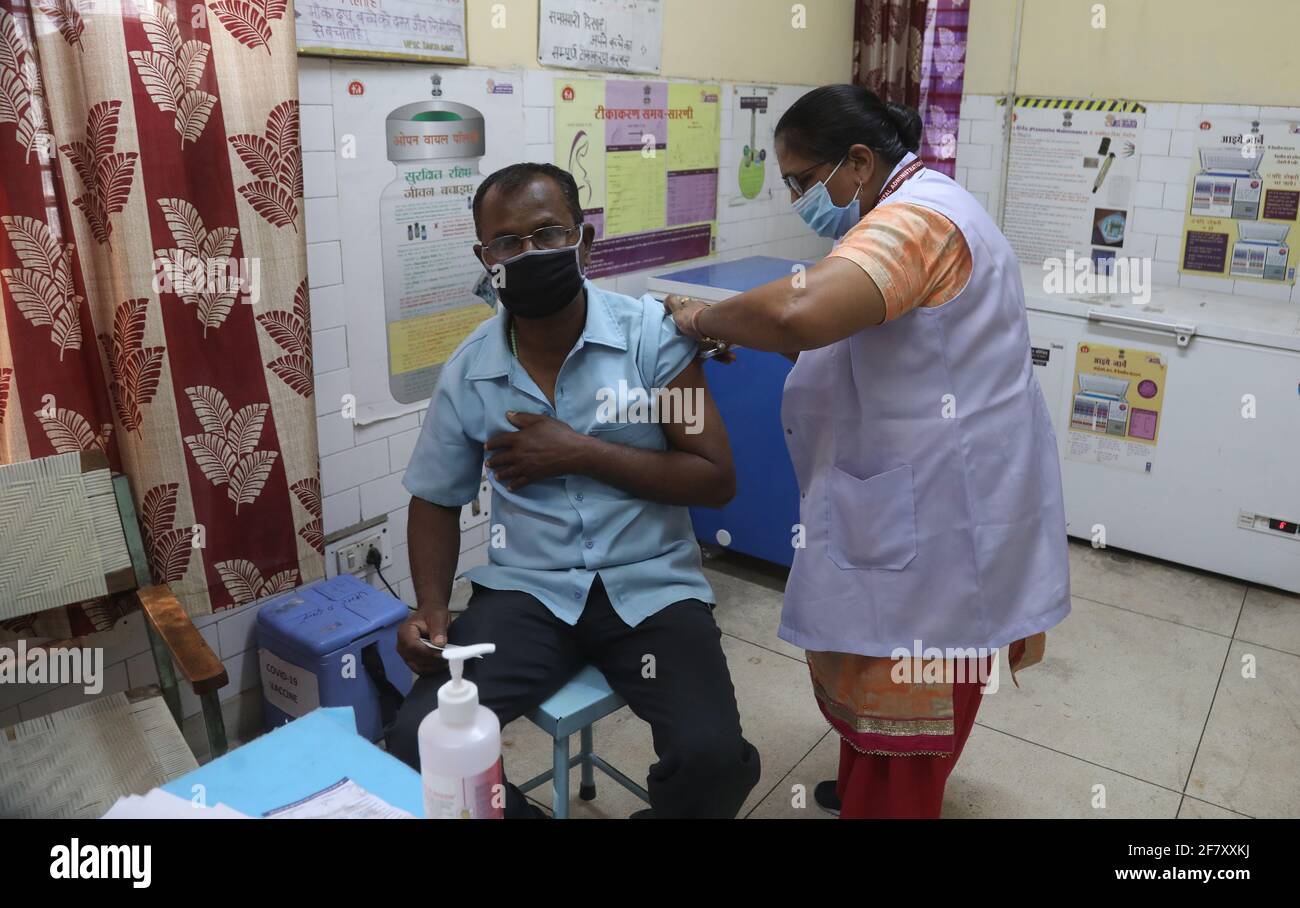 Ein Mann erhält eine Dosis des von Bharat Biotech entwickelten indischen Covid-19-Impfstoffes COVAXIN während einer Impfkampagne in einem staatlichen Gesundheitszentrum.die kumulative Anzahl der Covid-19-Impfstoffdosen, die am Freitag im Land verabreicht wurden, überstieg 98 Millionen, In den letzten 24 Stunden wurden fast 34 Impfdosen verabreicht. (Foto von Naveen Sharma / SOPA Images/Sipa USA) Stockfoto