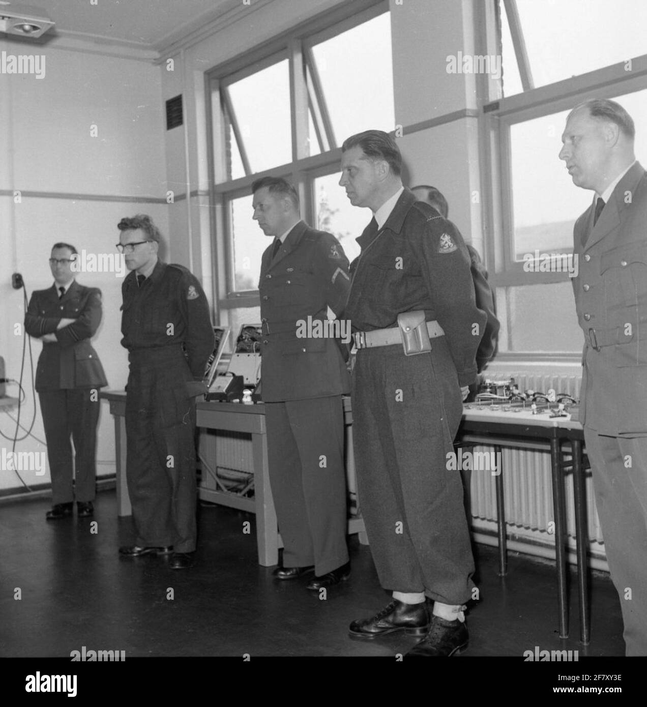 Eröffnung des Transistorlabors lets.op 10. Mai 1962 durch den Kommandanten Lets, den Leutnant-Colonel-Kite J.H. Coppens das Transistor-Labor wurde offiziell eröffnet. In seiner Rede stellte der Superb O. fest, dass dieses Labor durch Studien, einen Erfindergeist, Teamwork und ein großes Interesse an der Arbeit von Kapitän Seckel und seiner Politik etabliert wurde. Ein Labor in dieser Form ist das einzige in der Lande und es bedeutet eine reiche Erfahrung auf dem Gebiet der eigenen Entwicklung für die LETS. Die willkommene Ankündigung, dies in dieser Errungenschaft tun zu können, hatte der Chef der Luftwaffe einen gefunden Stockfoto