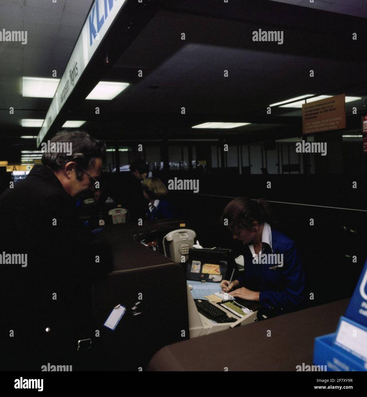 KLM-Check-in-Schalter am Flughafen Schiphol. Stockfoto