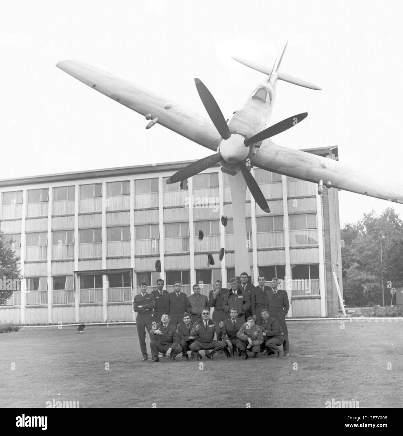 Luftwaffenstützpunkt Eindhoven 15-6-1967. Gruppenfoto der OCC-Klasse 65C aus der Staffel 315 in Eindhoven. Am 1. Januar 1962 wurde 315 Squadron mit einer Ausbildungsaufgabe für niederländische und belgische Piloten in der Republik F-84F Thunderstreak beauftragt. Dieser operative Umrüstkurs, bei dem der Drachen in 3 Monaten rund 72 Flugstunden machen musste. Die Thunderstreak-Ära für 315 Squadron endete am 1. Mai 1970. Stockfoto