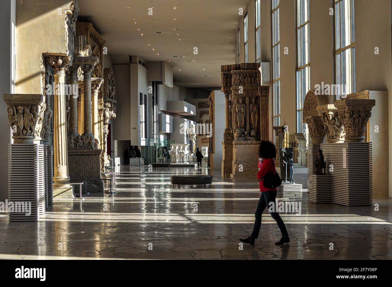 Ein Besucher, der die Galerie der Cité de l'Architecture et du Patrimoine, Paris, Frankreich, überquert Stockfoto