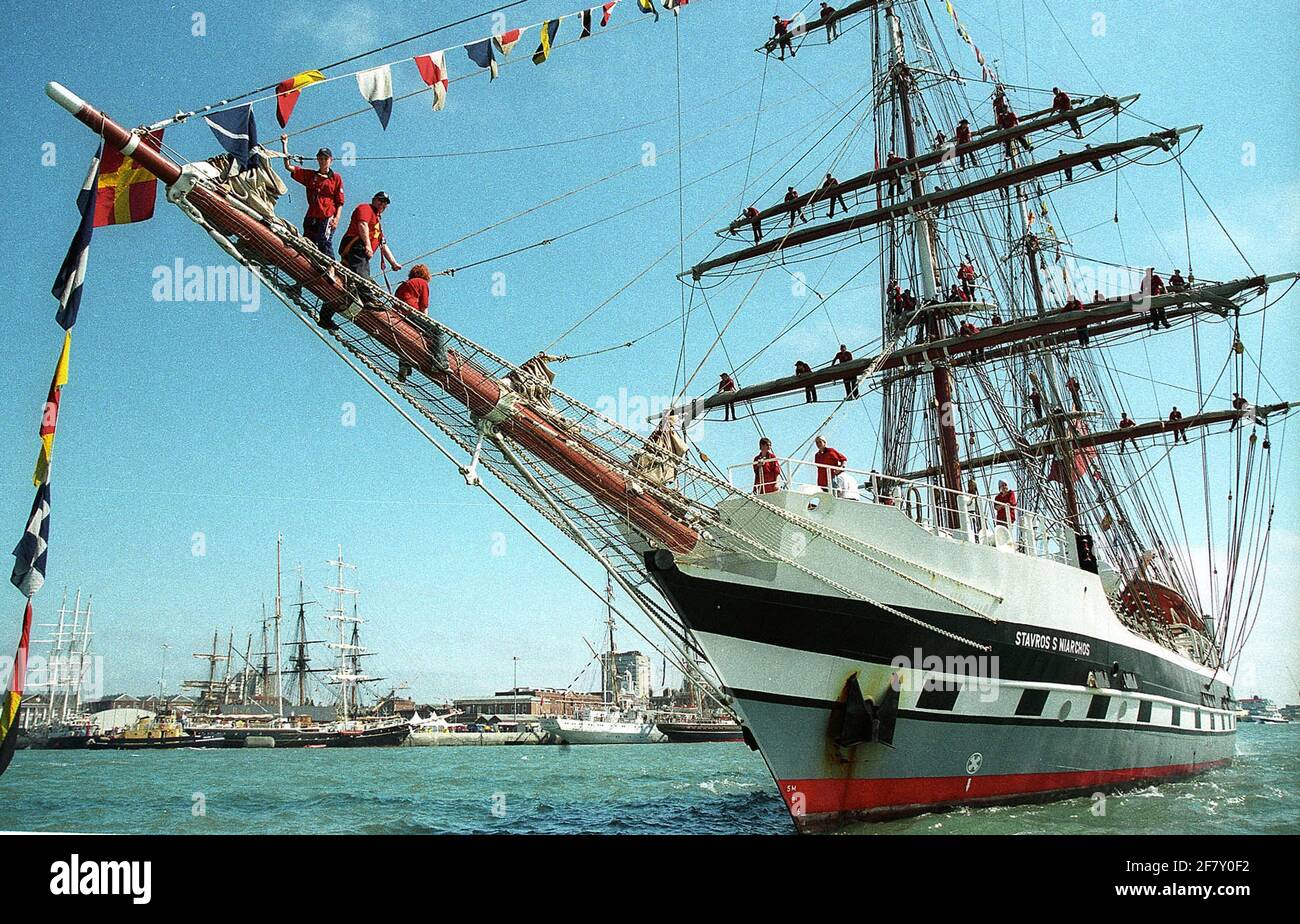 DAS SEGELTRAINING BRIG, 'STAVROS NIARCHOS' IM HAFEN VON PORTSMOUTH, MIT IHRER CREW MANNING THE MASTS, NACHDEM SIE DAS RENNEN DER CUTTY SARK TALL SHIPS BEENDET HATTE. PIC MIKE WALKER 2002 Stockfoto