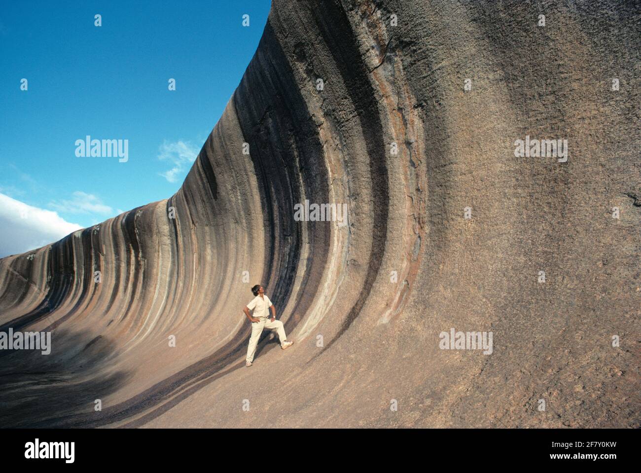 Westaustralien. Katanning. Junger Mann, der auf dem Wave Rock in der Nähe von Hyden steht. Stockfoto