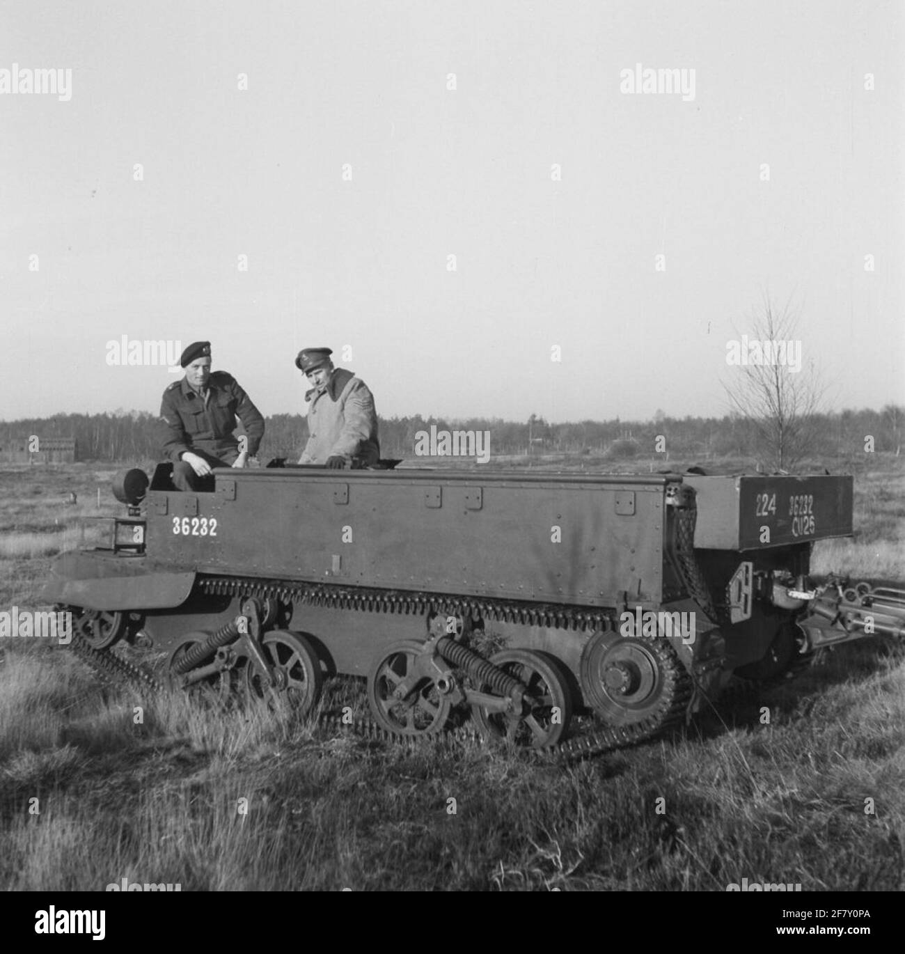 Crawler Vehicle Universal-Carrier Windsor (Hersteller Ford), die für die Zeichnung der leichten Panzerabwehrkanone 6-Pin (57 mm) verwendet wird. Stockfoto