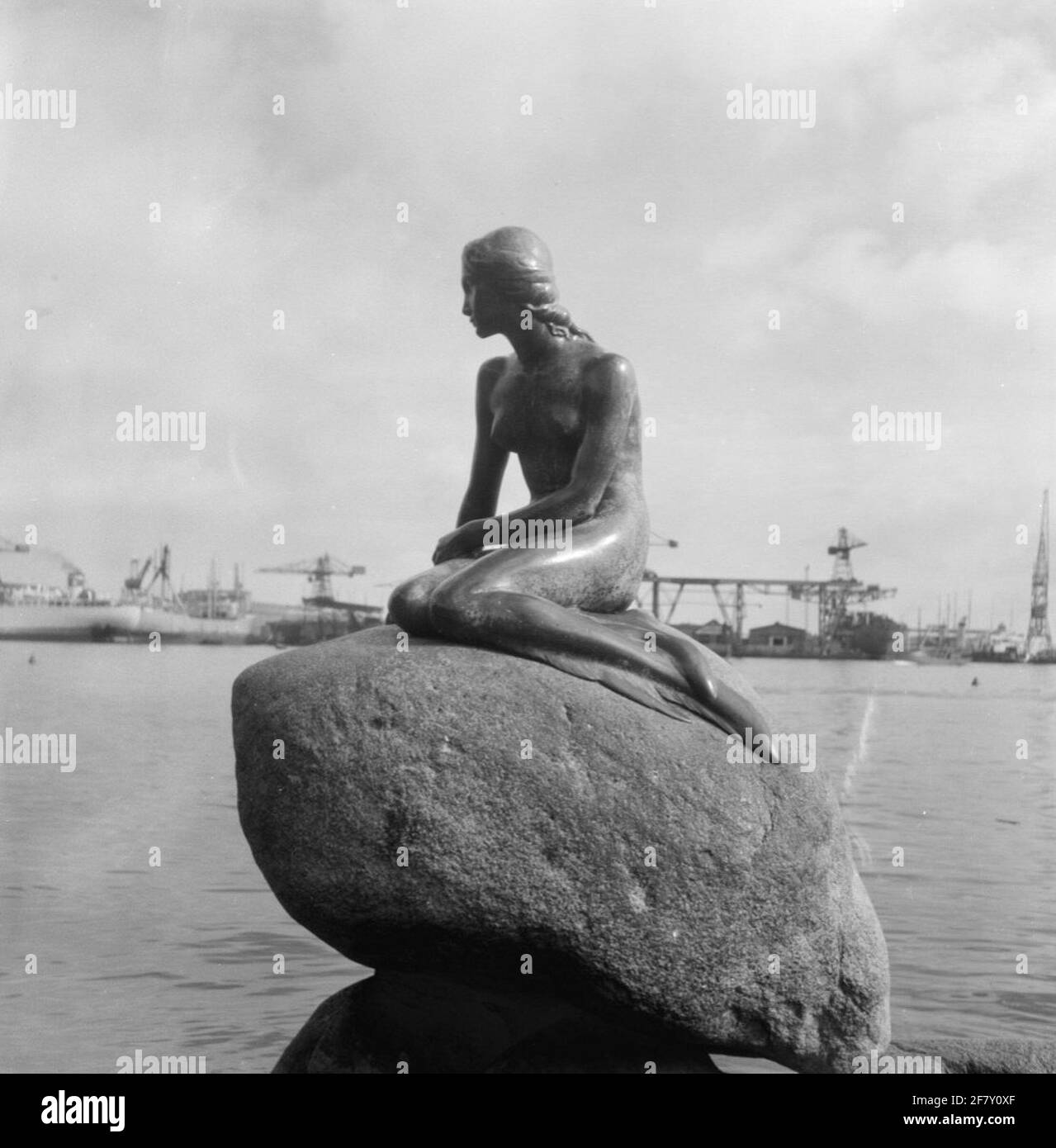 Das Bild der kleinen Meerjungfrau in Kopenhagen während des Besuchs von Cruiser HR.Ms. Die sieben Provinzen (C 802) in der dänischen Hauptstadt im September 1957. Stockfoto