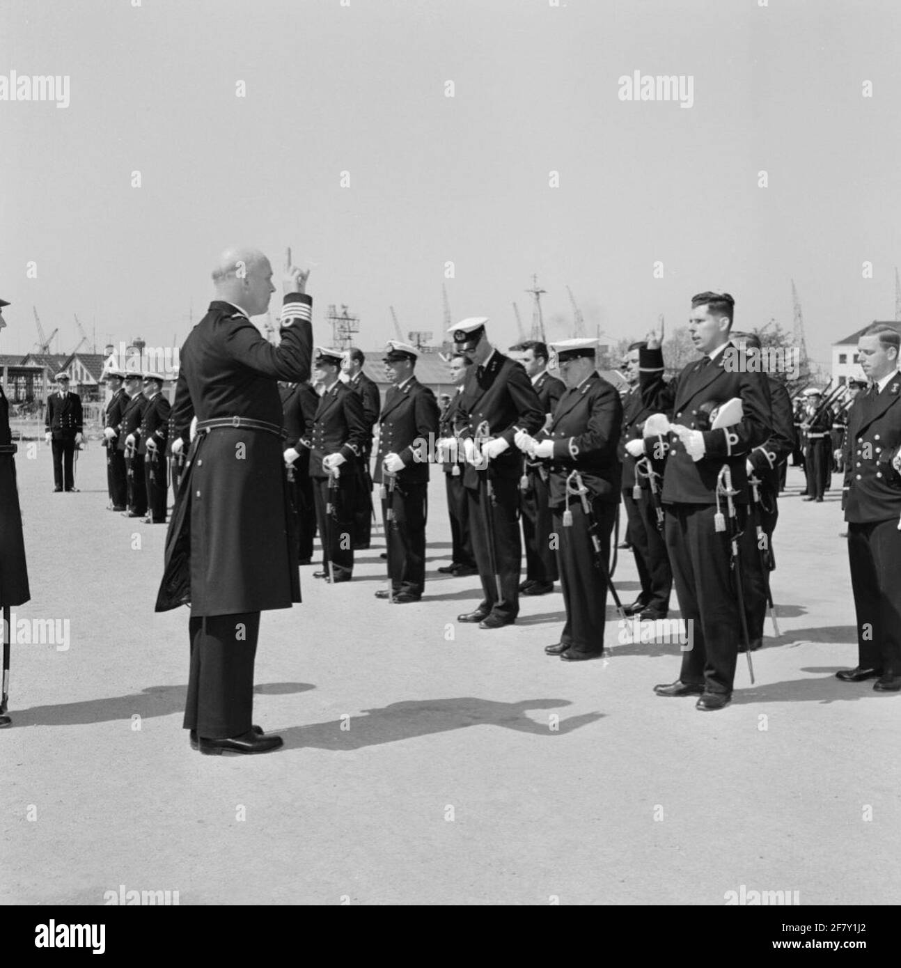 Schätzung von 24 Reserveoffizieren der Royal Netherlands Marine (KMR) in der Marinekazerne Amsterdam (MKAD). Nach der Rede folgt die Vereidigung eines der Lieutenants-Ter-See von ​​the 3. Klasse des Royal Navy Reserve (LTZ 3 KMR) durch den Kommandanten der MKAD, Captain-Ter Sea (KTZ) H. Jonkheer de Jonge van Ellemeet. Stockfoto