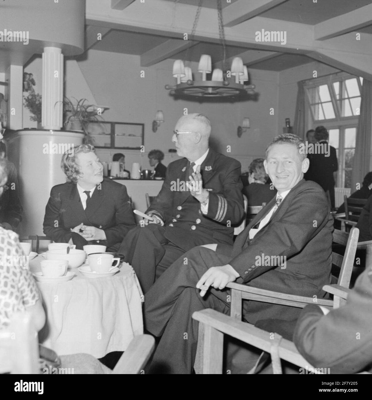 Elterntag in der Marine Women's Department Amsterdam, die sich auf dem Gebiet der Marine Barracks Amsterdam (MKAD) befindet, die auch mit einem geflochteten (Flettirüge oder Flottenpastor) diskutiert werden könnte. Ein flüchtriger Reifer ist an seinen Gallonen ohne Locken und einem christlichen Kreuz mit Eichenpop seines Kragens zu erkennen. Stockfoto