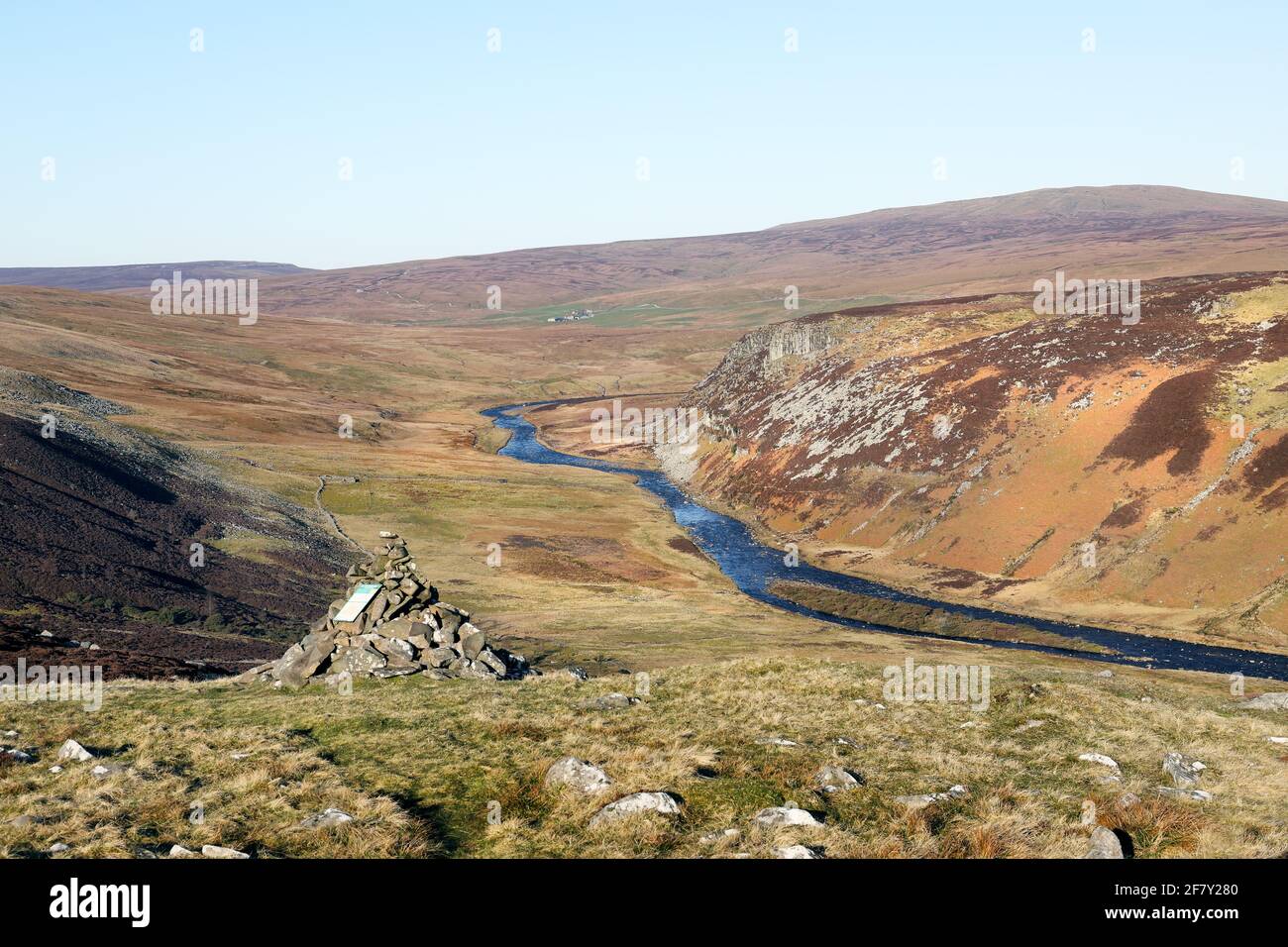 Die River Tees, die unter Falcon Clints und Widdybank fielen, wurden vom man Gate auf Cronkley Fell, Upper Teesdale County Durham, Großbritannien, aus gesehen Stockfoto