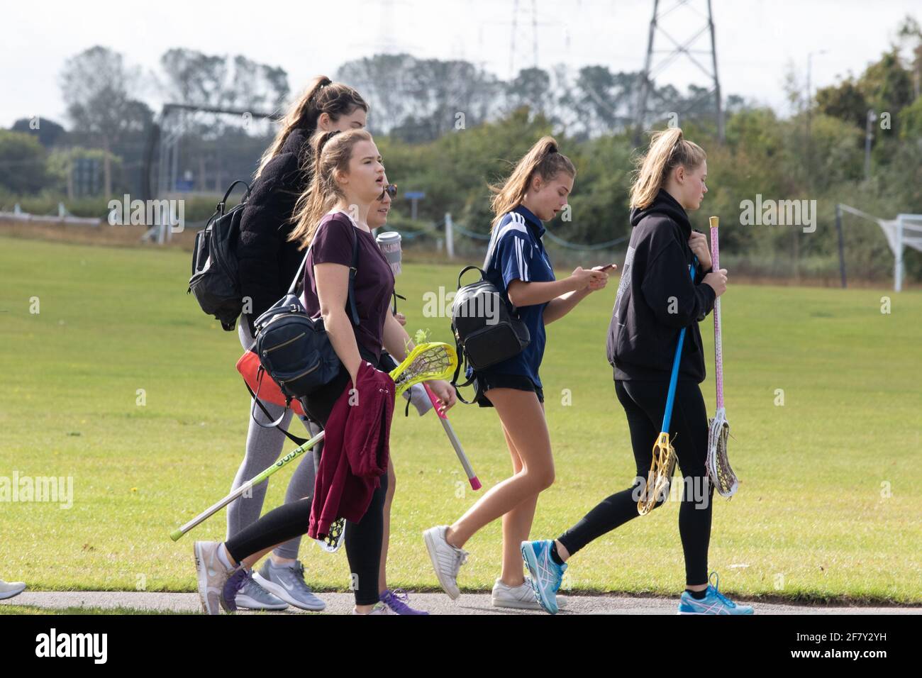 Zu Beginn eines neuen akademischen Jahres gehen die Studenten zu Fuß Bis zur ersten Lacrosse Session Stockfoto