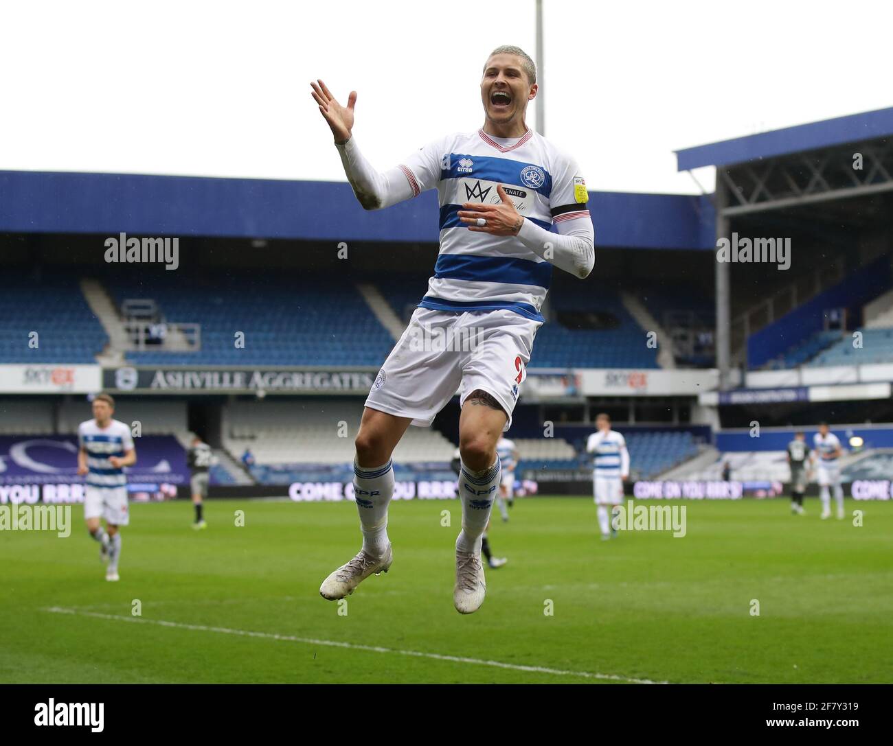 London, England, 10. April 2021. Lyndon Dykes von QPR feiert sein drittes Tor während des Sky Bet Championship-Spiels im Kiyan Prince Foundation Stadium, London. Bildnachweis sollte lauten: David Klein / Sportimage Stockfoto