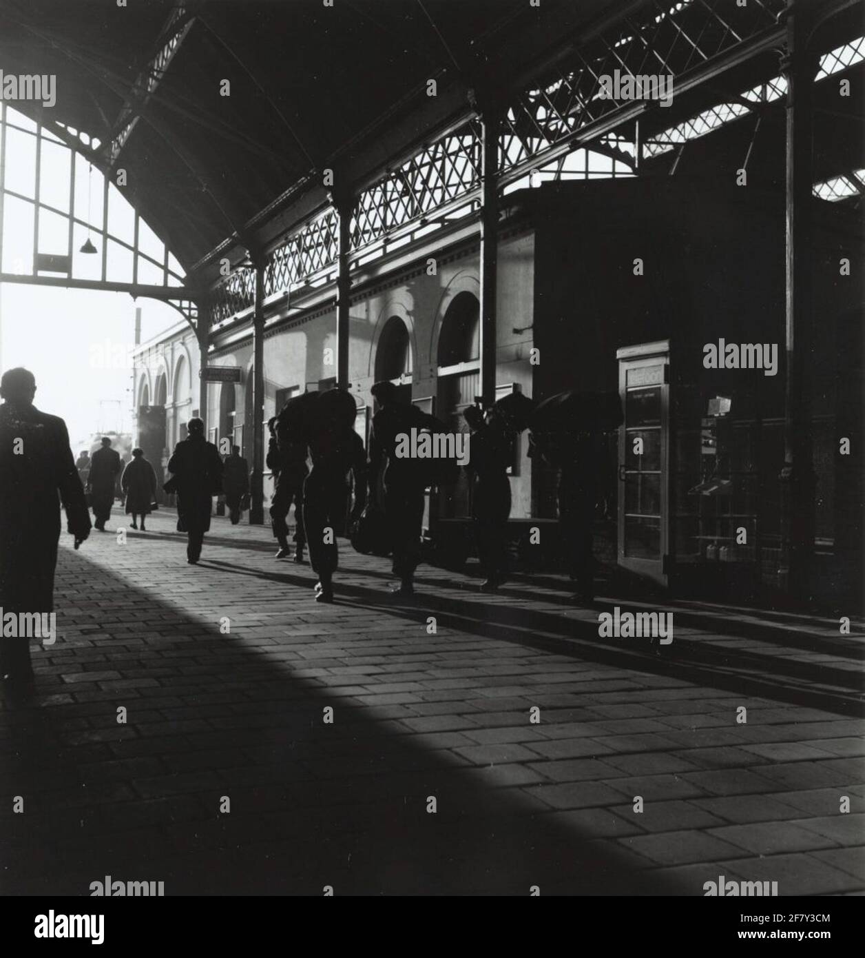 Aufstieg der Soldaten zur Wiederholung der Übung IIIE Division "Dreizack" in Deutschland auf einem Bahnhof in den Niederlanden. Stockfoto