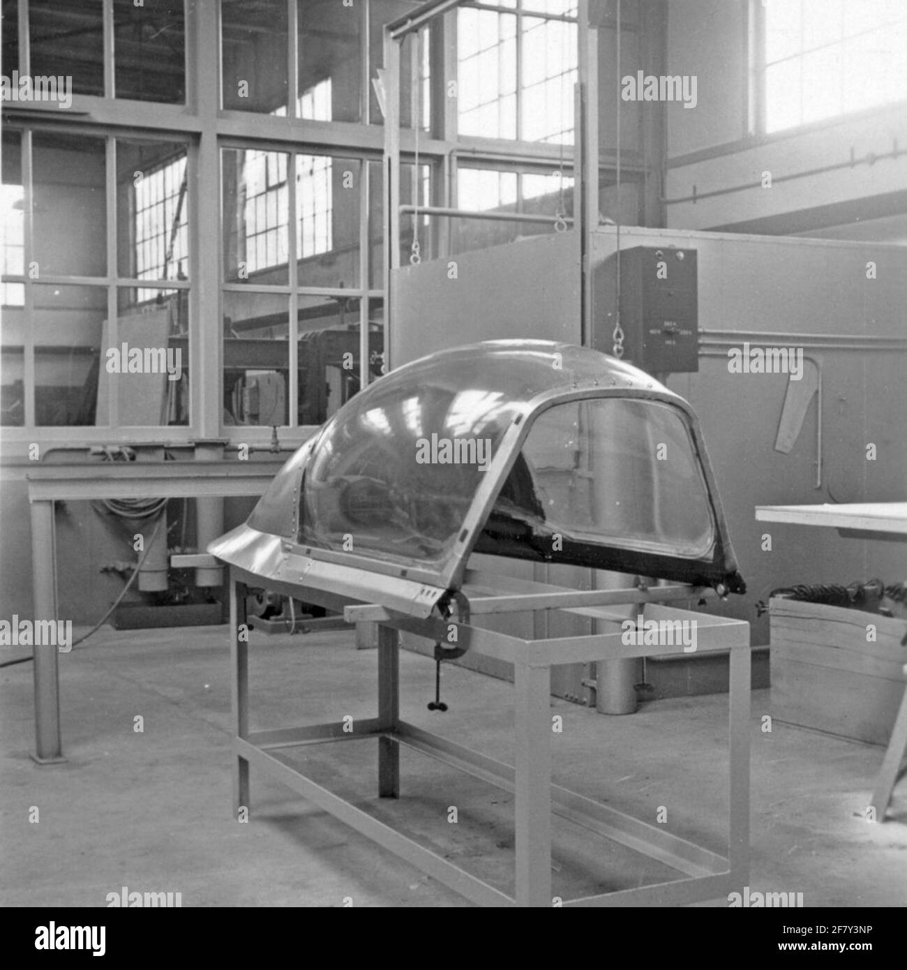 Montage- und Produktionshalle des Flugzeugwerks Aviolaland in Papendrecht um 1950, in dem verschiedene Flugzeug- und Flugzeugteile für den Marine Aastery Service (MLD) und die Royal Netherlands Air Force (KLU) gebaut und gewartet wurden. Stockfoto