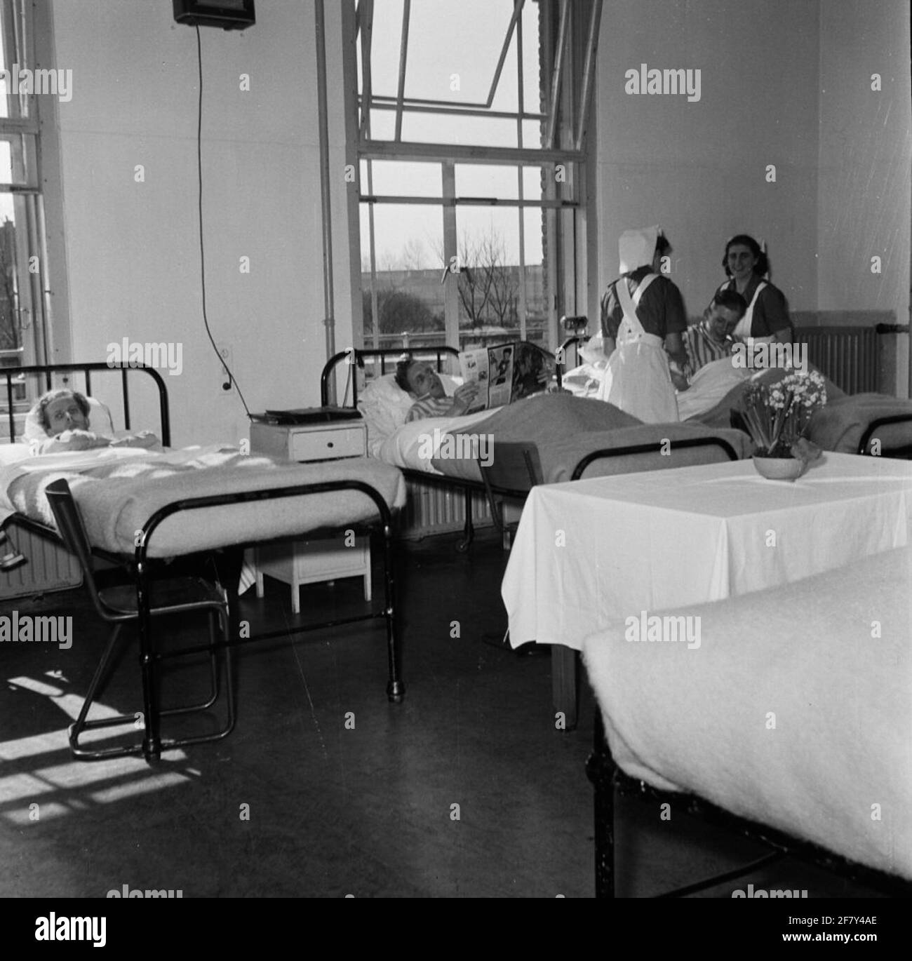 Krankenschwestern kümmern sich um Bettpatienten im Militärkrankenhaus. Stockfoto