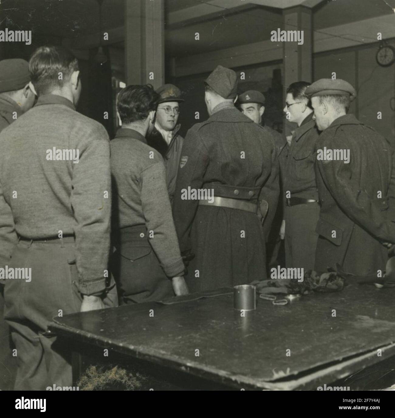 Schocktruppen von Kommando Limburg / Regiment Limburg während des Zweiten Weltkriegs. Z.K.H. Prinz Bernhard im Gespräch mit einer Reihe von Soldaten in einer Kantine, während eines Besuchs. Stockfoto