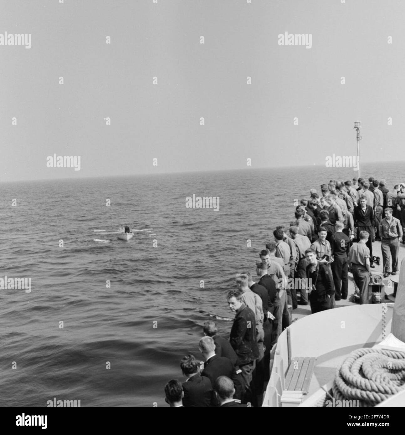 An Bord HR.Ms. De Zeeuw (F 810) (1951-1964) (EX-USS Eisner: DE-192), eine Fregatte der Van Amstel-Klasse, bringt die jüngsten Menschen, die auch zur sogenannten "Schifffahrt" genannt werden, um die notwendige See-Erfahrung zu sammeln. Der sloop kehrt zur Platine zurück. Stockfoto