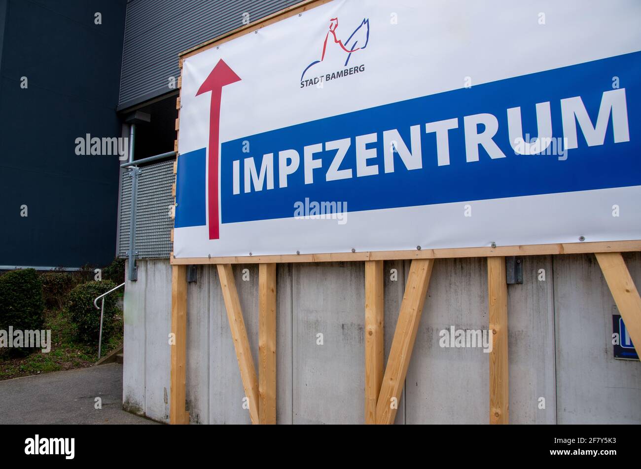 Bamberg, Deutschland - 10.4.2021. Ein Schild mit der Aufschrift Eingang Impfzentrum weist den Weg zum Impfzentrum Stockfoto