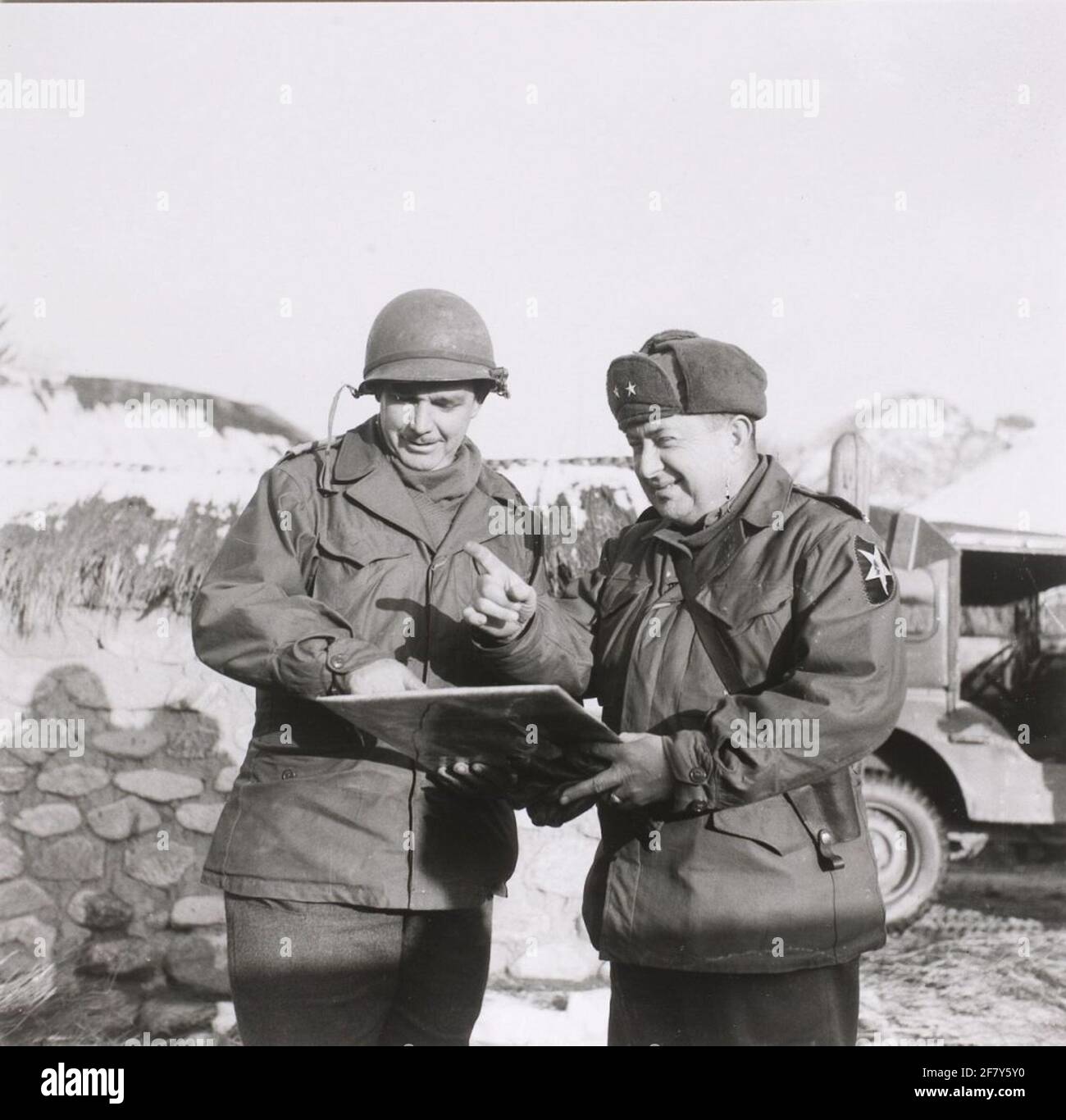 Oberstleutnant m.p.a. Den Ouden, Kommandant des NDVN, im Gespräch mit dem Kommandanten der 2. Infanterie-Division Clark L. Ruffner. CDT 2nd inf Div, Clark L. Ruffner besucht P'Yong-Dong-Ni. Links: Unterstützt die Ouden Stockfoto