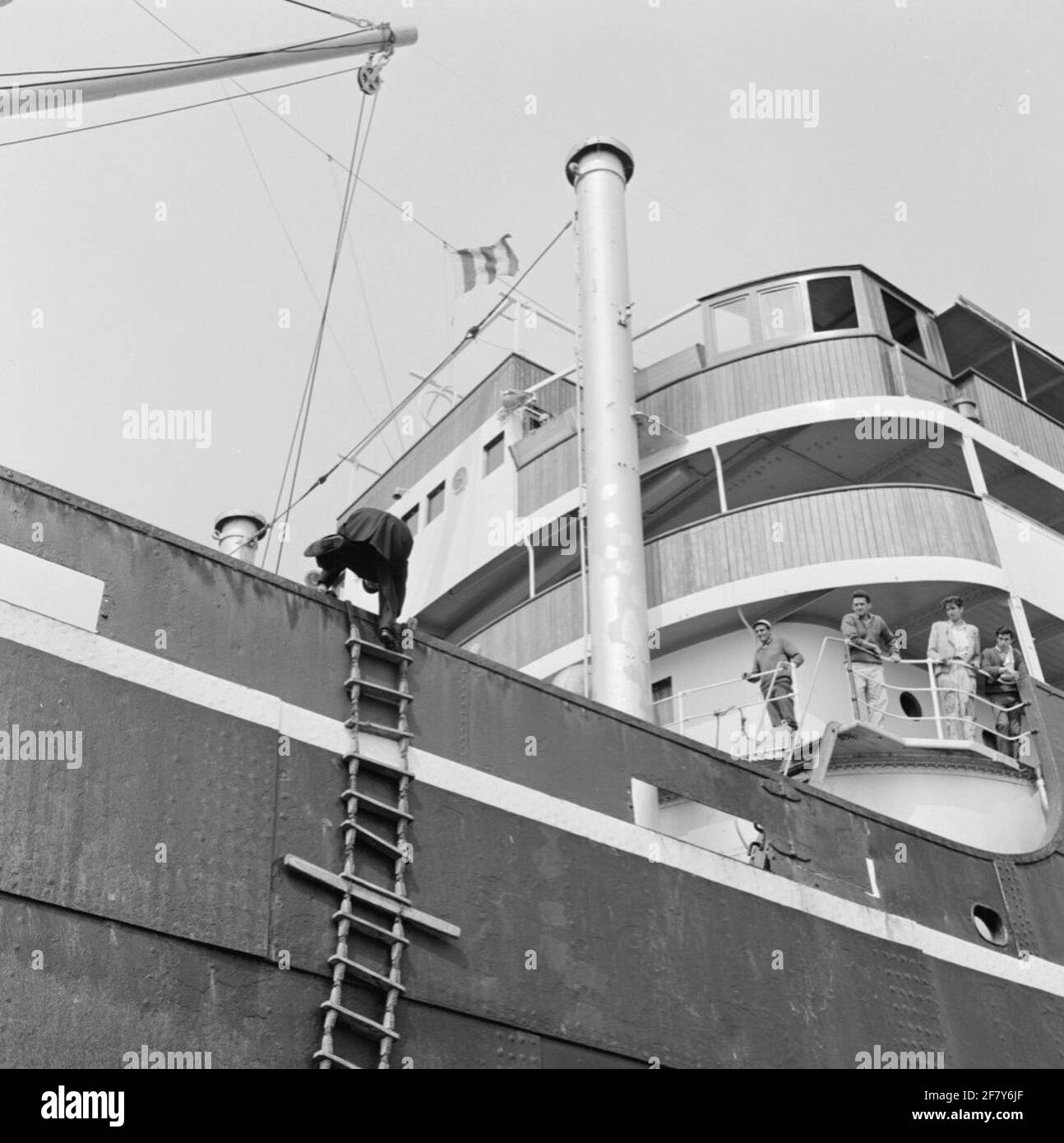 Die Steuern für Seeschiffe werden durch die Lotsendienste des Verteidigungsministeriums (Marine) erhoben. Schuppen an Bord. Die gestreifte Signalfahne über der Brücke bedeutet „Ich sehe mich nach einem Lager“. Stockfoto
