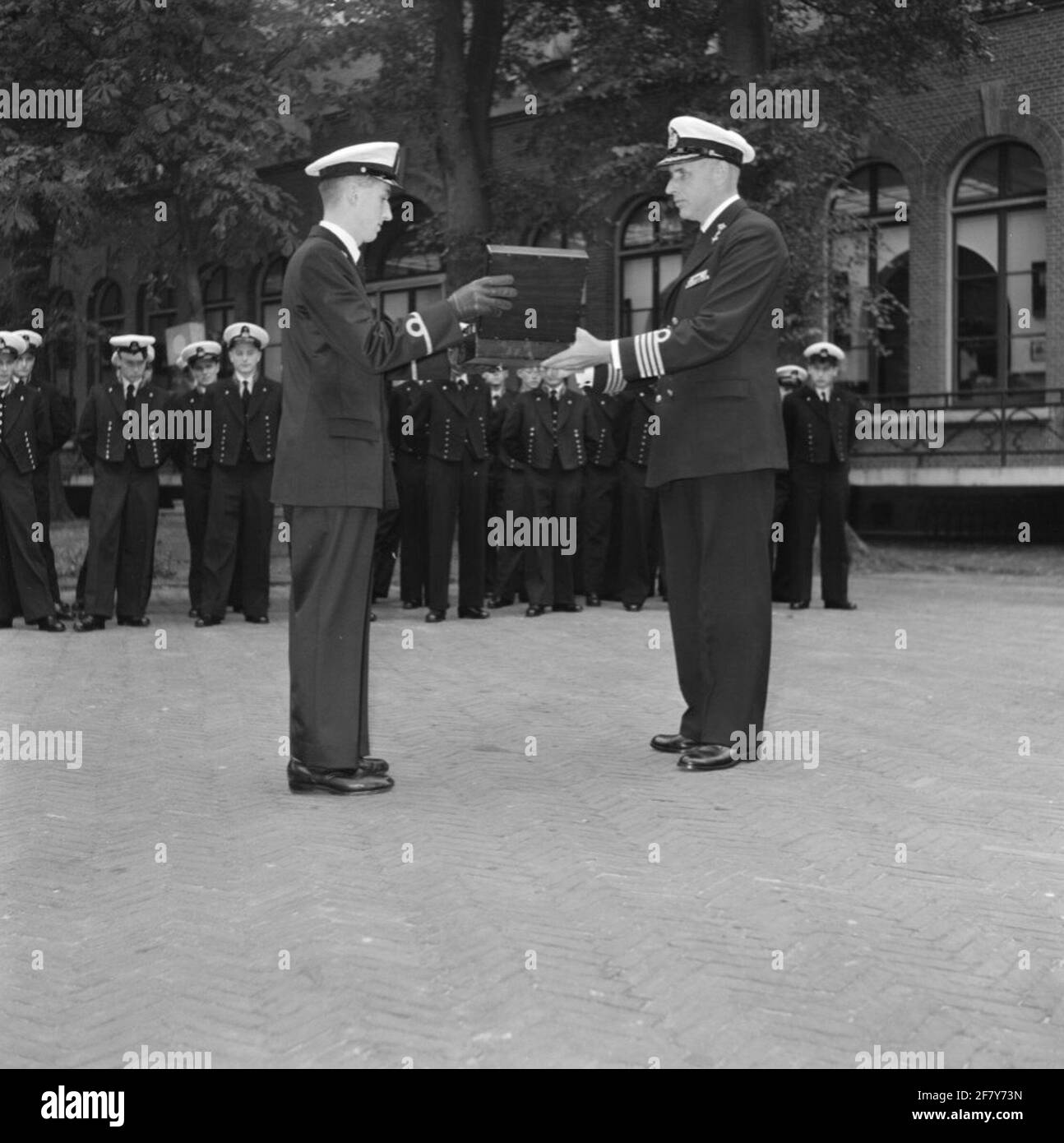 Preisverleihungen nach der Ausbildung von professionellen Offizieren durch den Kommandanten des Royal Institute for the Marine, Captain at Sea H.A.W. Goossens MWO-4, Lieutenant auf See von ​​the 3. Klasse R. Den Boeft erhält den 'Envelvaart Sextant'. Ist Teil der AVDKM 540655 und 540658 Objektserien. Stockfoto