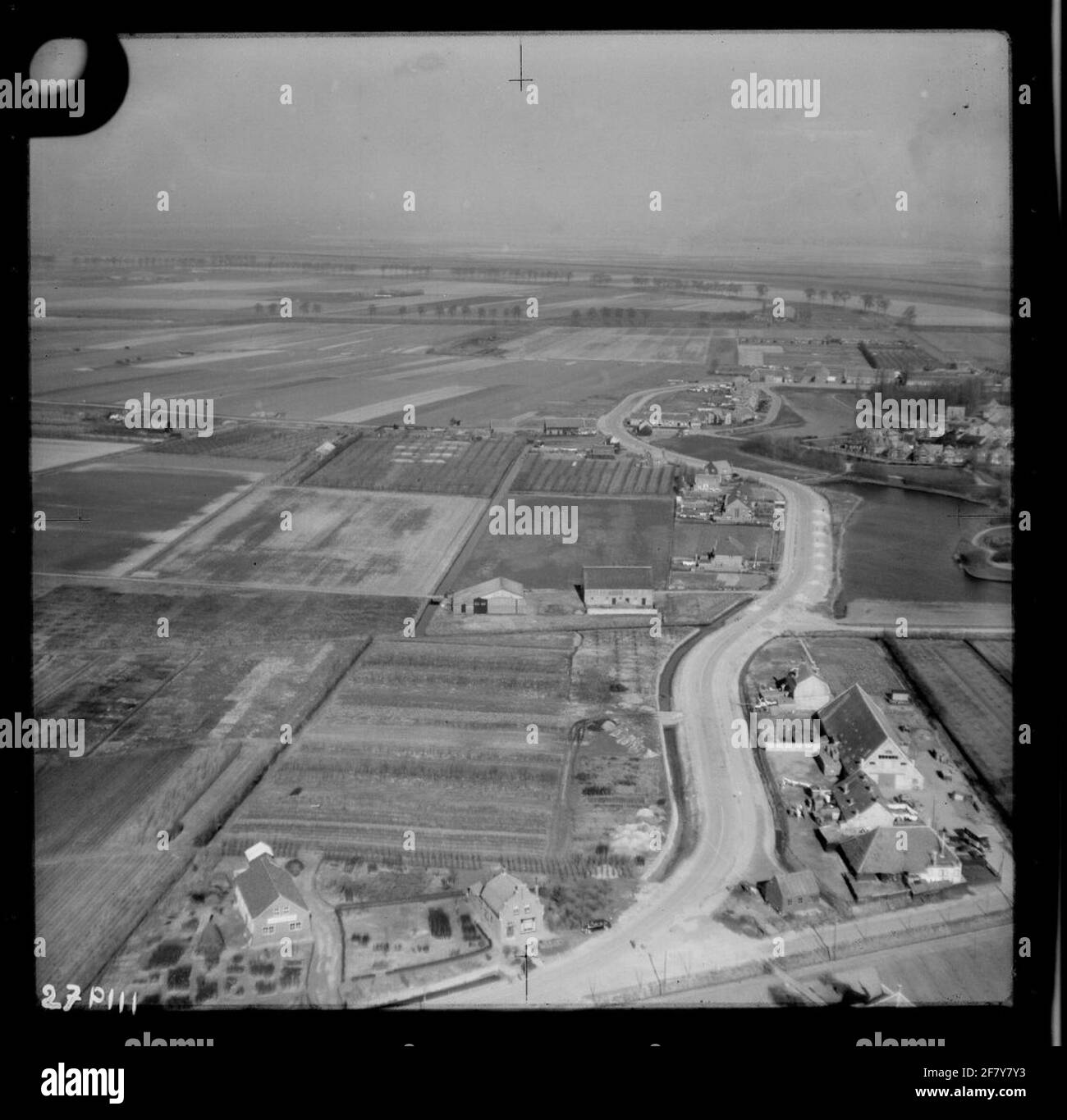 Wasserknappheit Katastrophe 1953. Luftfoto von Tholen. Die Straße von oben nach unten ist die zehn Ankerstraße. Mitte rechts von der Weste (Wasser) das Stadtzentrum. Stockfoto