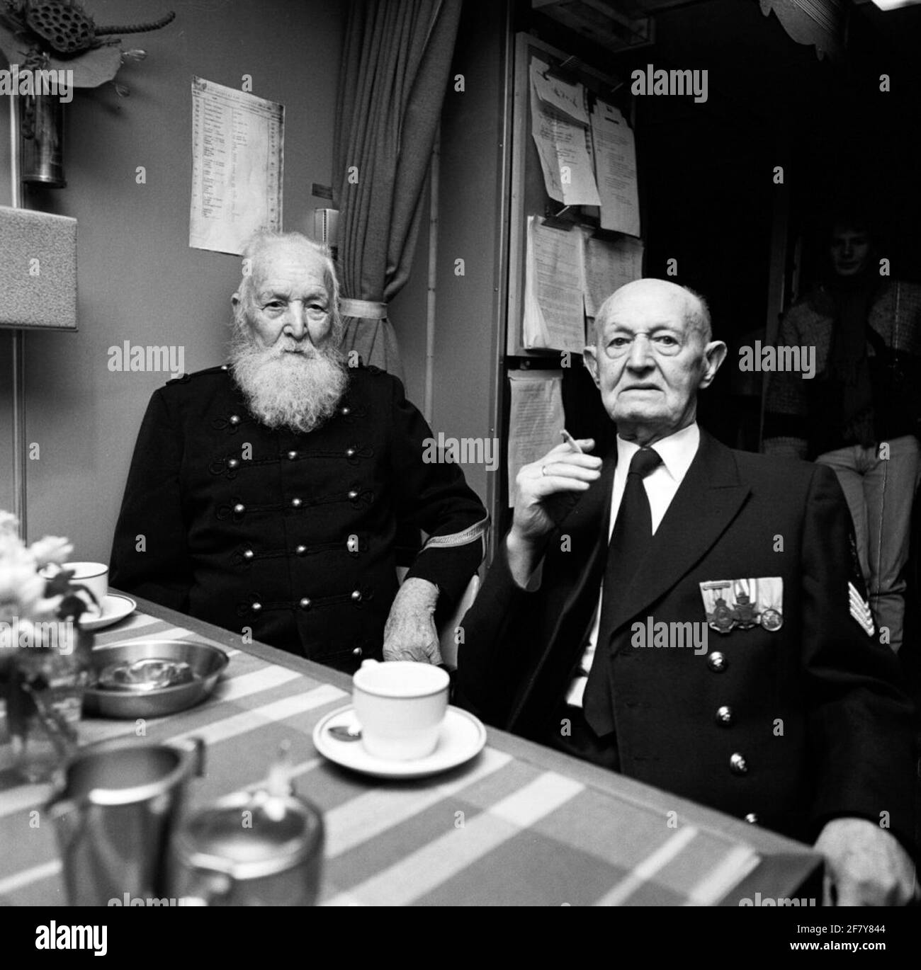 Bewohner des königlichen Heims für ehemalige Soldaten in Bronbeek, die den Standard Fregat HR besuchen Bloys aus Treslong. Stockfoto