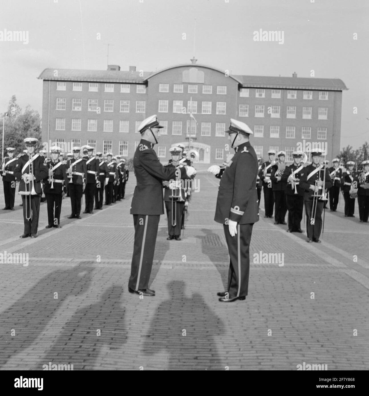 Auf dem Übungsgelände von the Van Ghentkazerne (VGKAZ) zum ROTAM nimmt Kapitein der Mariniers (Kaptmarns) J.P. LARO die Direktive der Marine Chapel der Royal Netherlands Marine (Markap) über Van Kaptmarns H.C. Van Lijnschooten. Kaptmarns Laro empfängt die Baton (Dirigieren) von Kaptmarns van Lijnschooten. Stockfoto