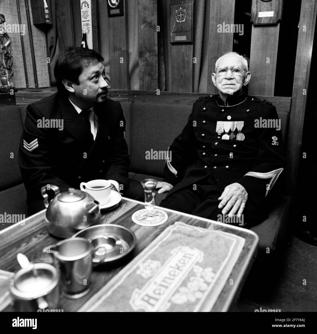 Bewohner des königlichen Heims für ehemalige Soldaten in Bronbeek, die den Standard Fregat HR besuchen Bloys aus Treslong. Stockfoto