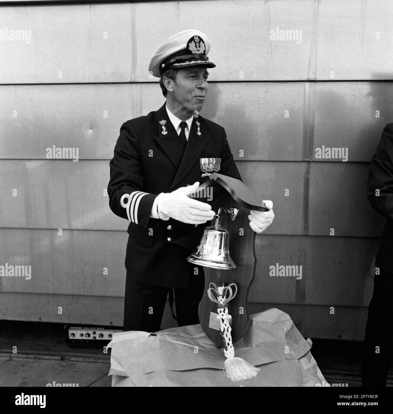 Fregatte Jan van Brakel, im Dienst von 1983-2001 während der Kommandoübertragung am 6. Juli 1984. Kltz P.S. damsma Hier das alte Kommando mit einer Schiffsglocke zur Erinnerung. Stockfoto