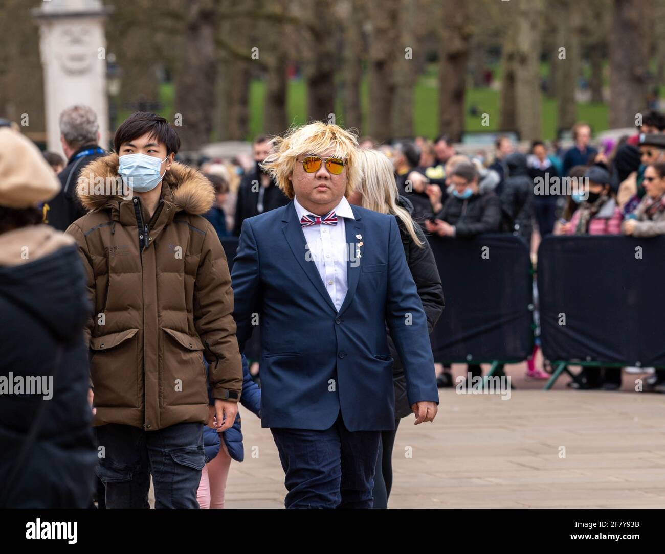London, Großbritannien. April 2021. Menschenmassen versammeln sich vor dem Buckingham Palace, um nach dem Tod von Prinz Philip, Herzog von Edinburgh, Blumen zu zollen.Quelle: Ian Davidson/Alamy Live News Stockfoto