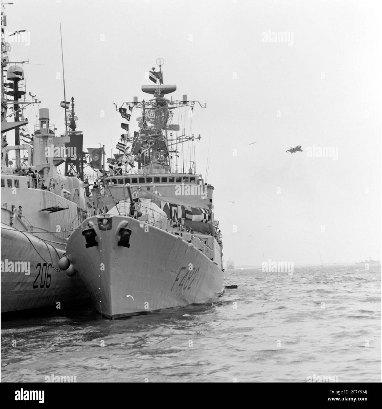 Fleet Days 1989 in Den Helder. Innaast einander der portugiesische Fregatte NRP Kommandant Roberto Ivens (F 482, 1968, rechts) und die kanadische St. Laurent Klasse Fregatte HMCS Saguenay (206, 1956). In der Luft EIN Jagdflugzeug der Royal Air Force von Hawker Harrier. Stockfoto