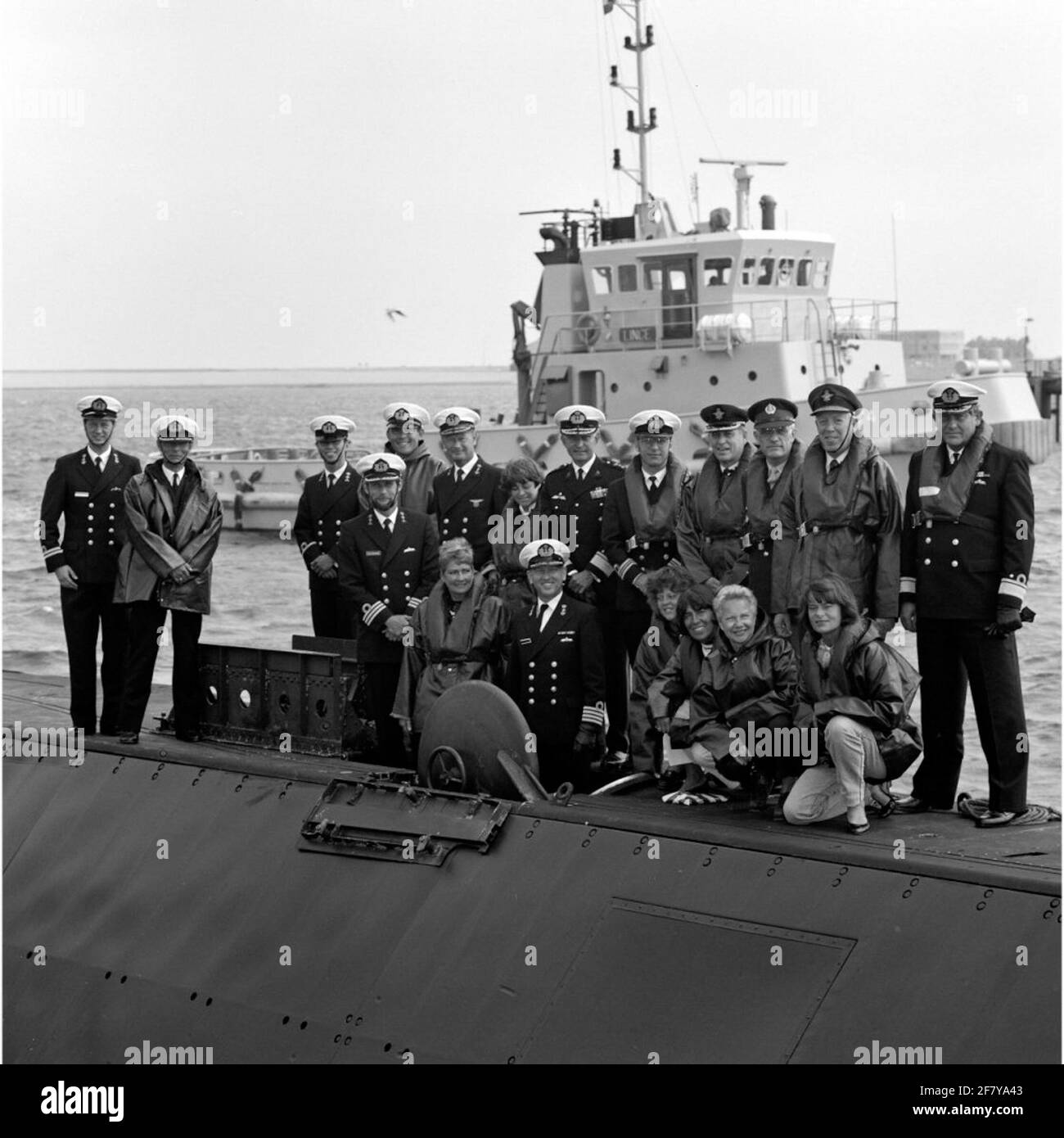 Das U-Boot HR.Ms. Seal (1961-1990) erhält VIPs, um im Juni 1989 den Unterwasserdienst (OZD) zu besuchen. Das Regiepersonal ist schout-at-night N.W.G. Tube (1938), hintere Reihe Sechste von rechts der Kommandeur des Mariniers Korps genoss Major der Mariniers W.J.I. Van Breukelen (1938). Schräg vor Genmajmarns W.J.I. Van Breukelen der Kommandant Underzeezienst (OZD) Hauptmann-Ter-Zee B.G.A. Fanoy (1936). Vierter der linken Hauptmann-Leutnant-Ter-Zee N.J. Versteeg (1950) und sechste der linken (hintere Reihe) das Kommando de Zeemacht in den Niederlanden (CZM) Vize-Admiraal J.D.W. Van Renesse (1934). Eine Marine Stockfoto