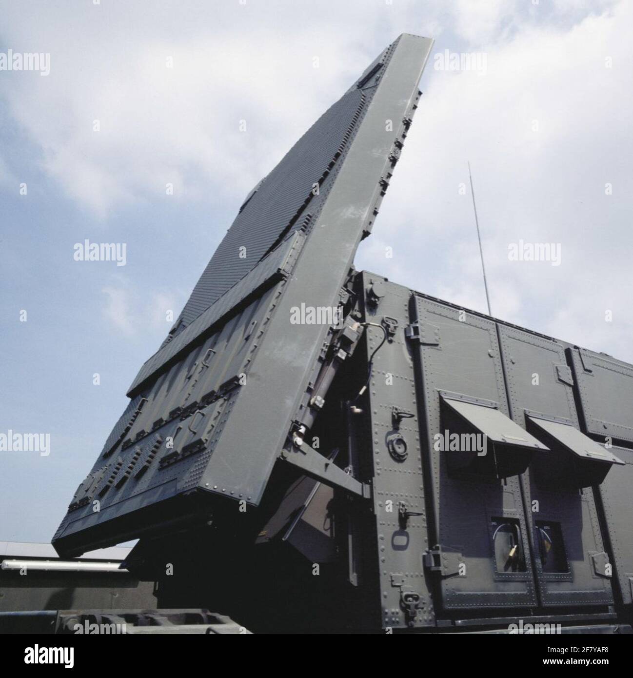 Radargerät (RS). Das Patriot Radar Set bietet düstere Funktionen aller Radargeräte von Nike und Hawk in einem einzigen Gerät: Verfolgen, Identifizieren und Verfolgen von Zielen sowie Lenkraketen. Stockfoto